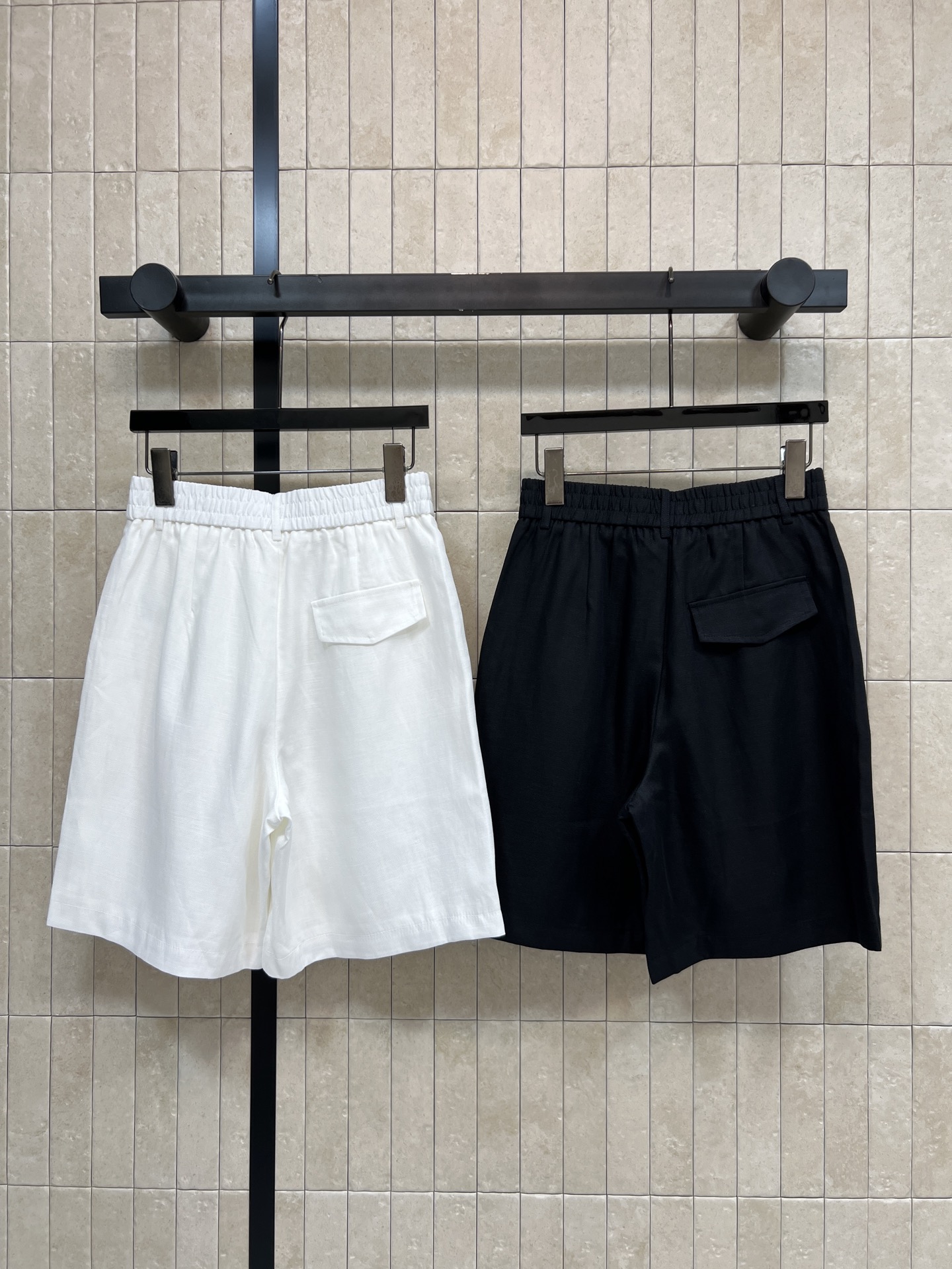 C家 26夏季新款 亚麻高腰短裤 采用亚麻面料 夏天穿超舒服 高腰直筒设计 修饰腰线 显瘦又显高 两侧黑