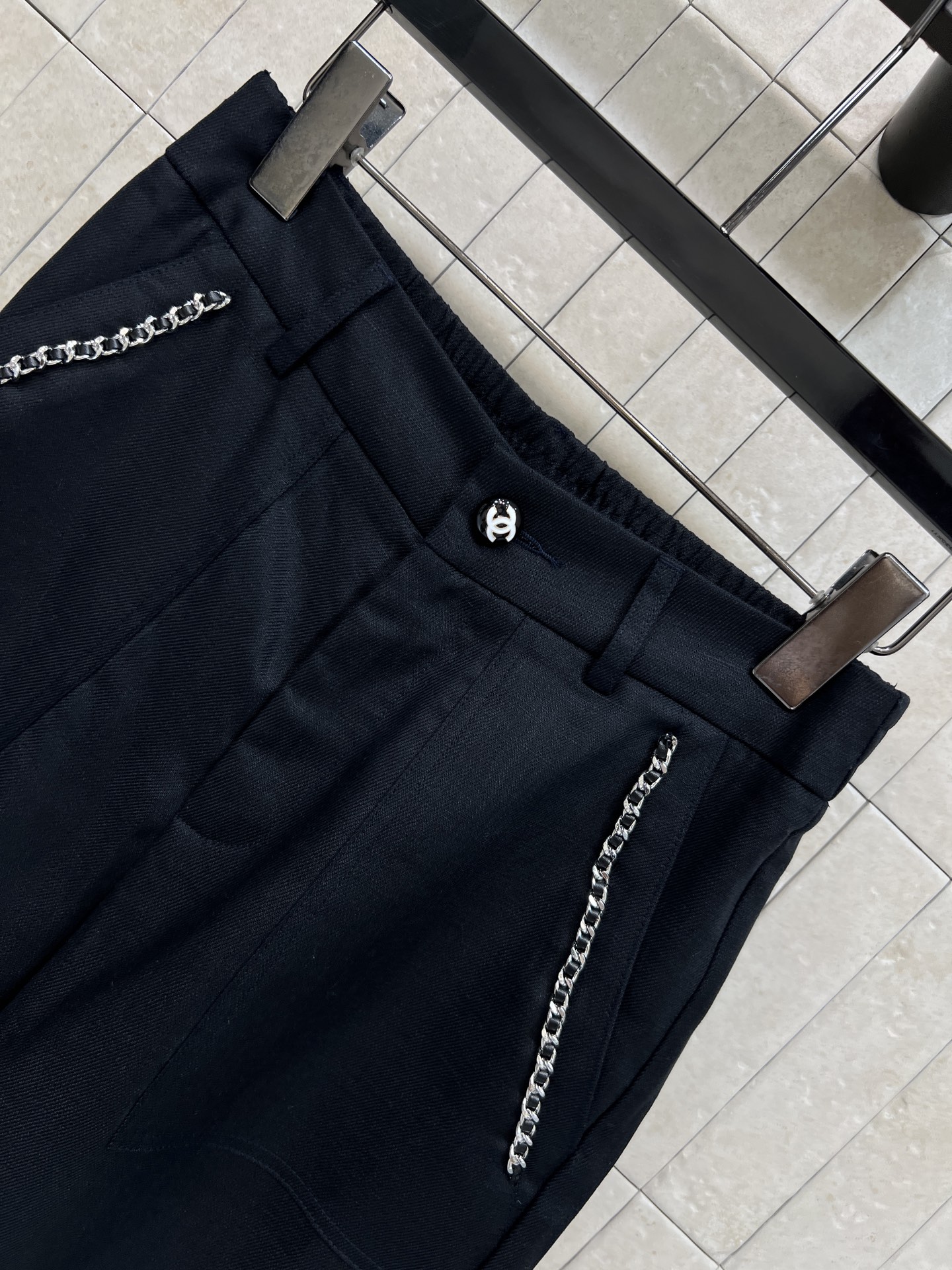 C家 26夏季新款 亚麻高腰短裤 采用亚麻面料 夏天穿超舒服 高腰直筒设计 修饰腰线 显瘦又显高 两侧黑