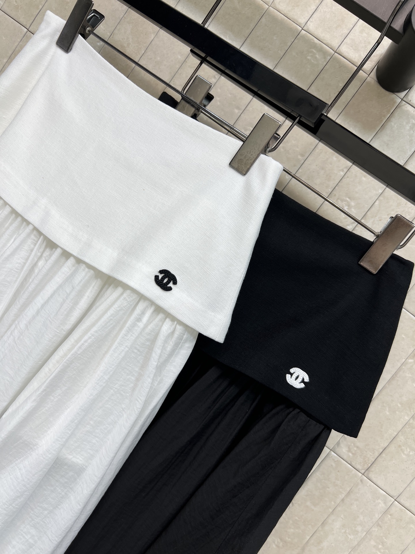 C家 26夏季新款 亚麻高腰半裙 采用亚麻面料 翻折宽腰头设计 修饰腰腹线条 下层大伞裙垂坠飘逸 做了里