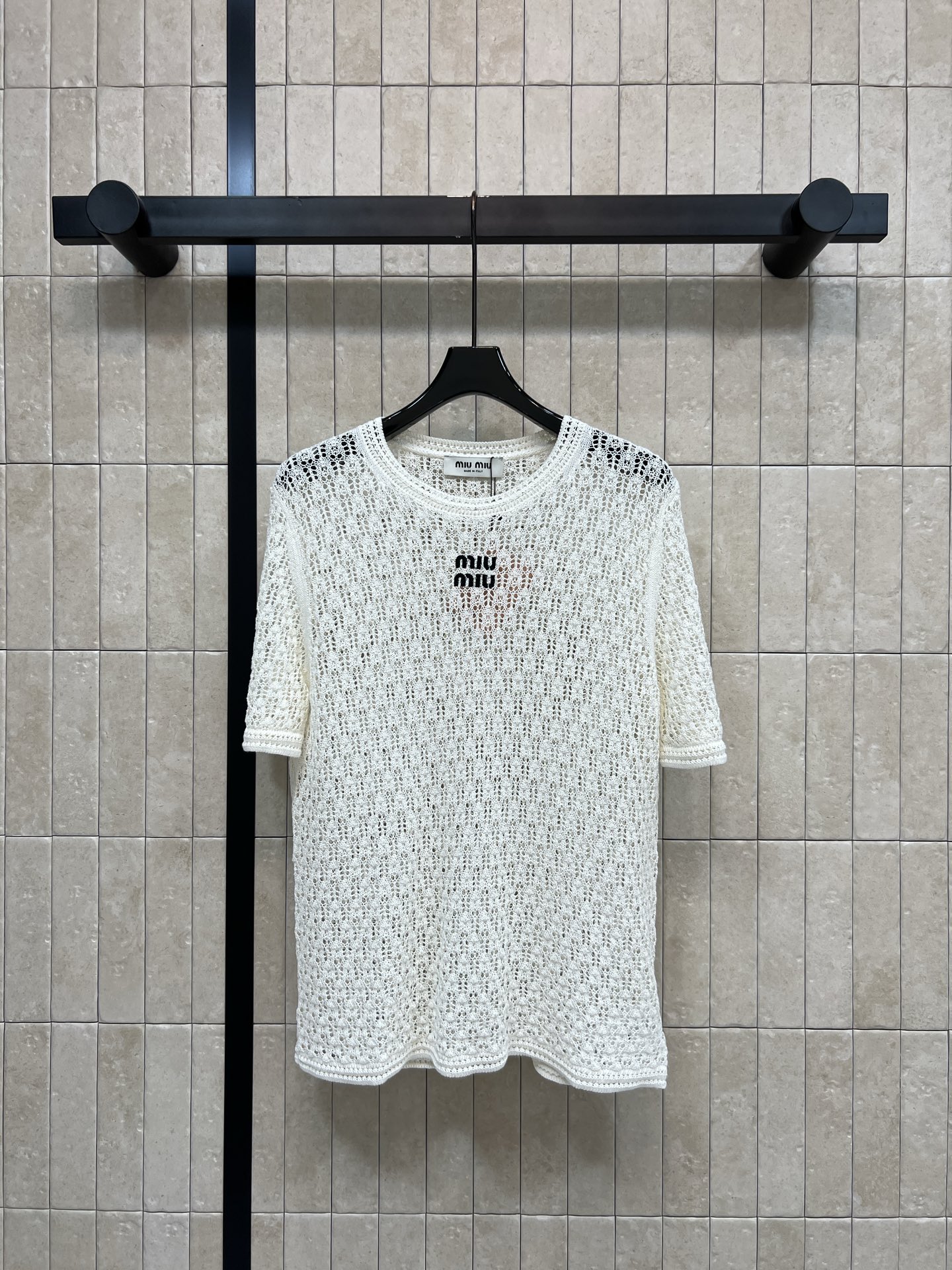 NO:892745,MIU Home 26 new summer styles Hollow knitted short sleeves Made of wool blended knitted fabric The logo on the chest is very recognizable The hollow design makes layering and breathability online Loose fit Suitable for a variety of body types It is OK to wear alone or as an inner layer Easily paired with jeans and skirts Can be worn in daily casual or light formal occasions Three sizes in one color Size/S-M-L,,miumiu,skirts,jeans,T-shirt,19860909MIU家 26夏季新款 镂空针织短袖 采用羊毛混纺针织面料 胸前logo标志超有辨识度 镂空设计让层次感和透气性都在线 宽松版型 包容多种身材 单穿或内搭都很OK 轻松搭配牛仔裤 半裙 日常休闲或轻正式场合都能hold住 一色三码Size/S-M-L,,miumiu,skirts,jeans,T-shirt,,Women's clothing