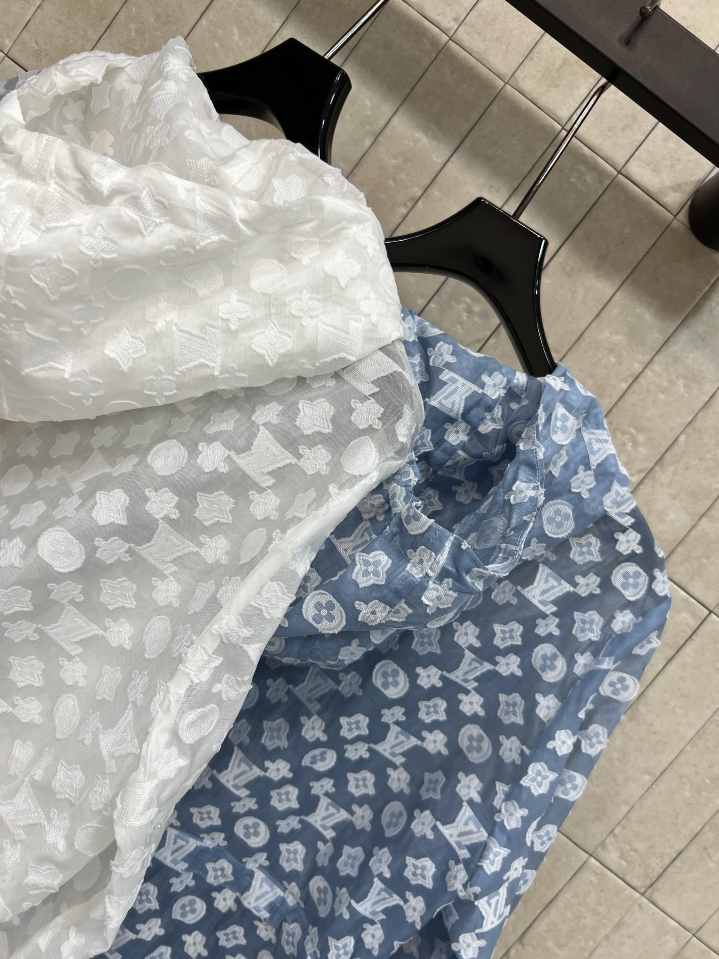 L家 26夏季新款 提花连帽外套 采用天丝混纺面料轻薄透气 连帽抽绳+腰间可调节抽绳 轻松收腰 宽松落肩