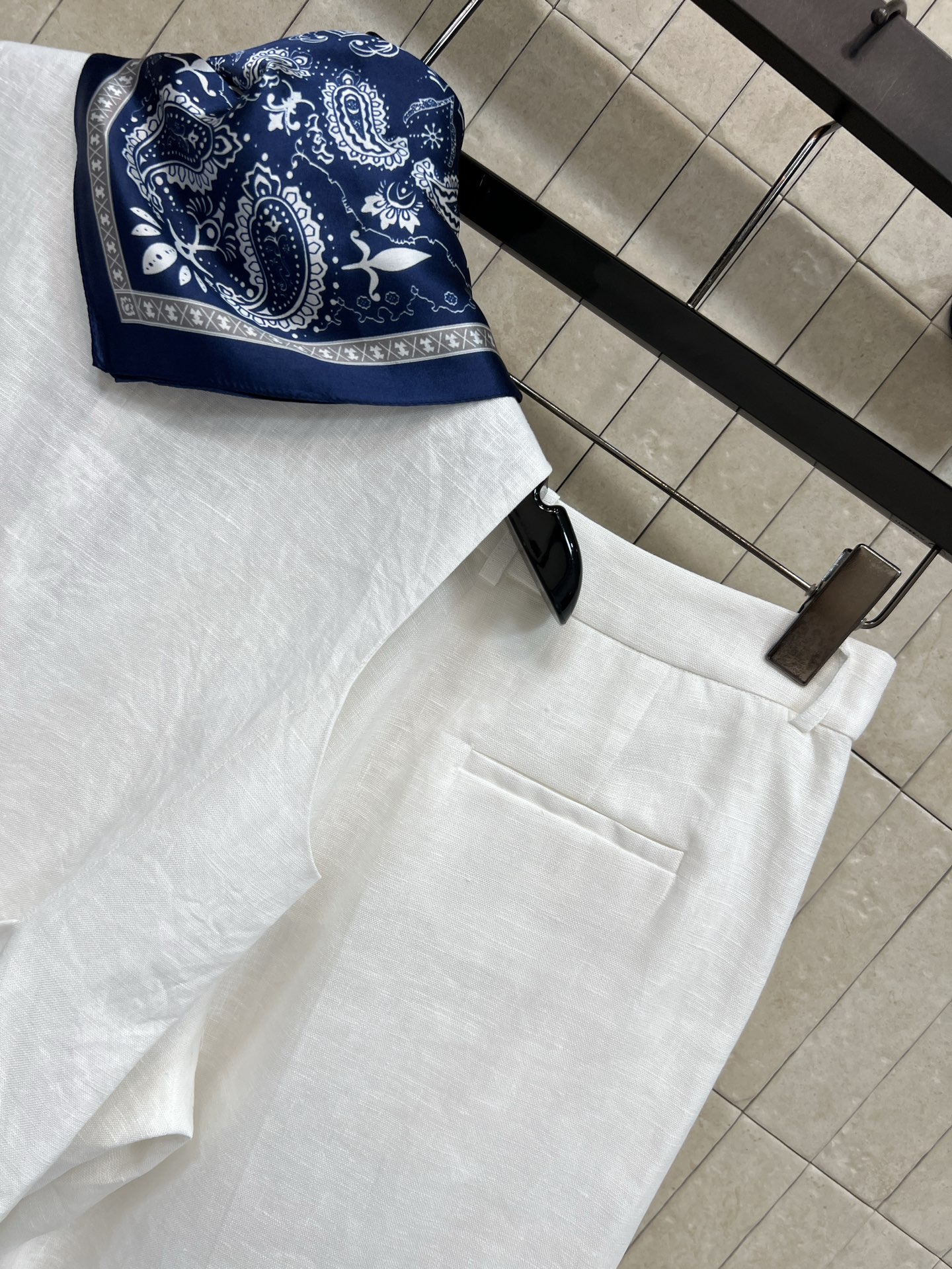26夏季新款 白色马甲套装 无袖V领上衣+高腰短裤 V领收腰马甲 搭配印花丝巾 金扣精致利落 内衬顺滑 
