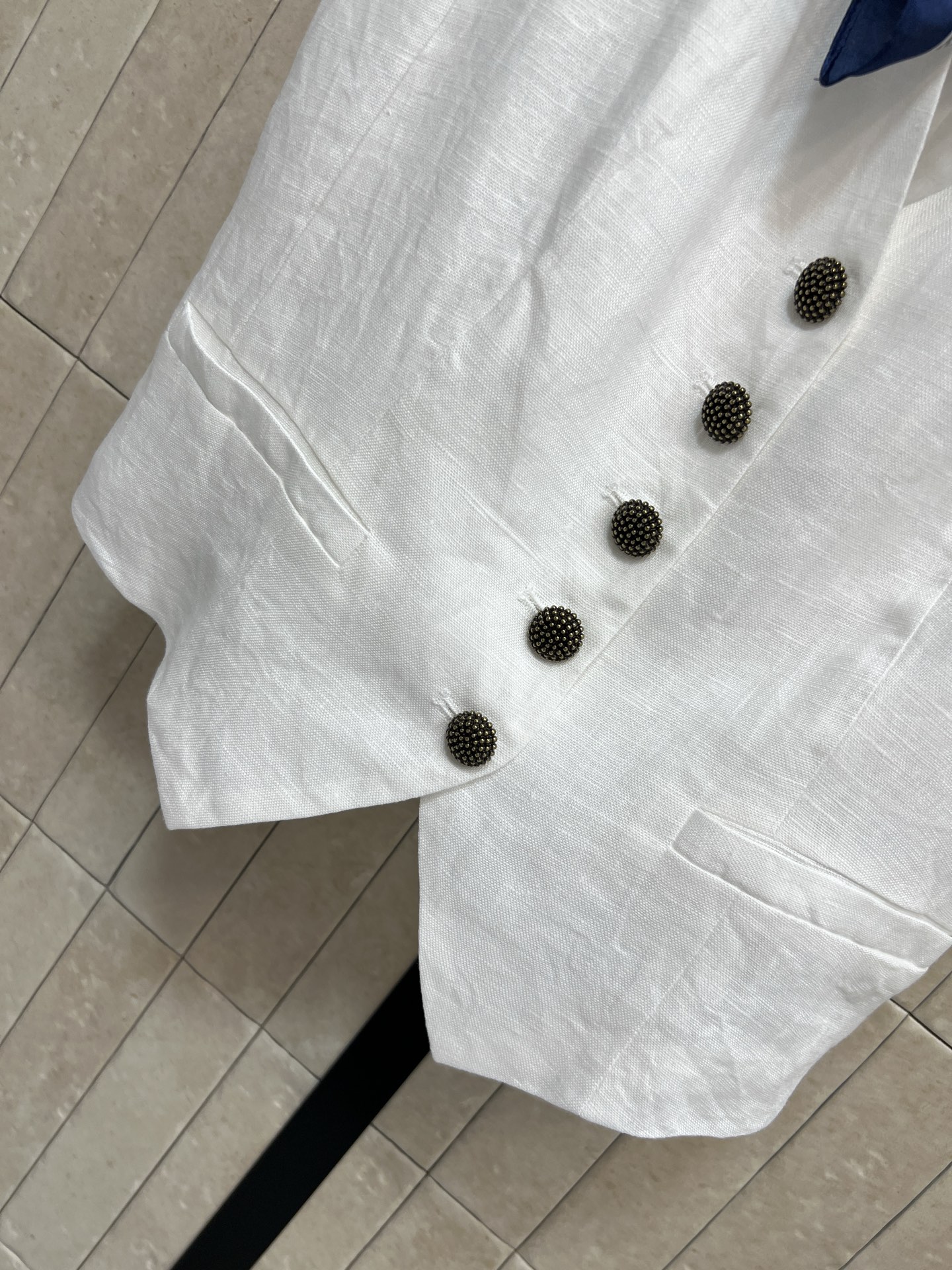 26夏季新款 白色马甲套装 无袖V领上衣+高腰短裤 V领收腰马甲 搭配印花丝巾 金扣精致利落 内衬顺滑 