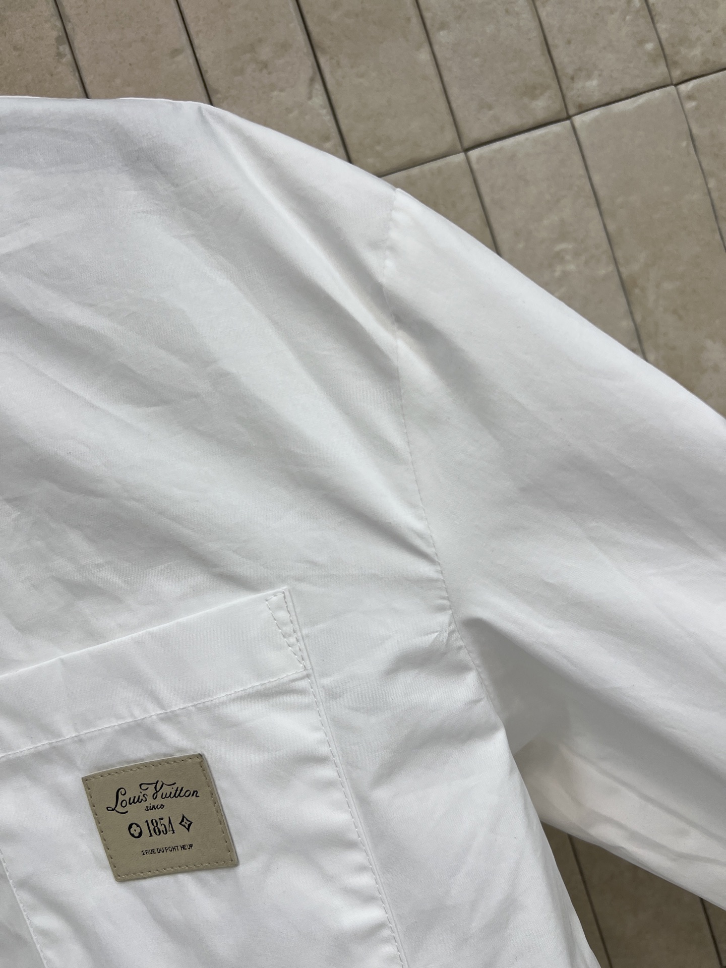 L家 26夏季新款 白色蝴蝶结短款衬衫 轻薄棉质面料 挺括有型 简约又带点甜美风 胸前蝴蝶结超加分 口袋