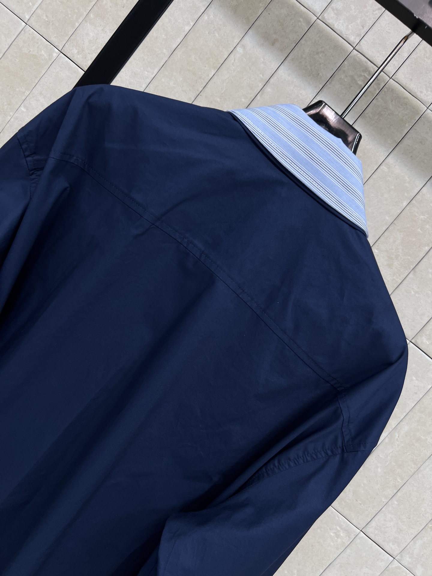 LW家 26夏季新款 假两件衬衫连衣裙 采用高品质棉质面料 领口和袖口蓝白条纹拼接 撞色设计超吸睛 轻薄