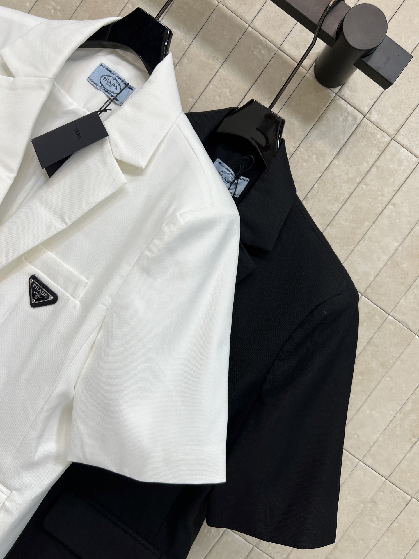 PD家 26夏季新款 短袖西装外套 棉质混纺面料 经典平驳领+黑色双纽扣 低调又有辨识度 三角金属徽标超
