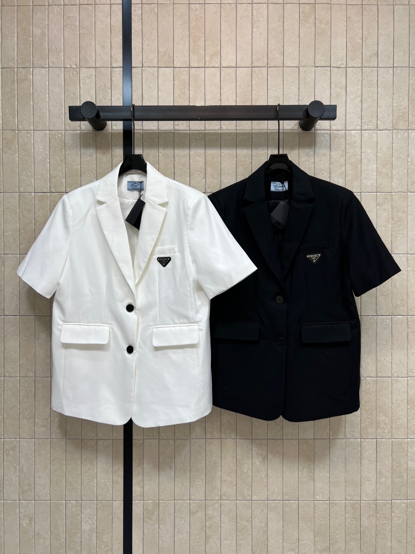 PD家 26夏季新款 短袖西装外套 棉质混纺面料 经典平驳领+黑色双纽扣 低调又有辨识度 三角金属徽标超