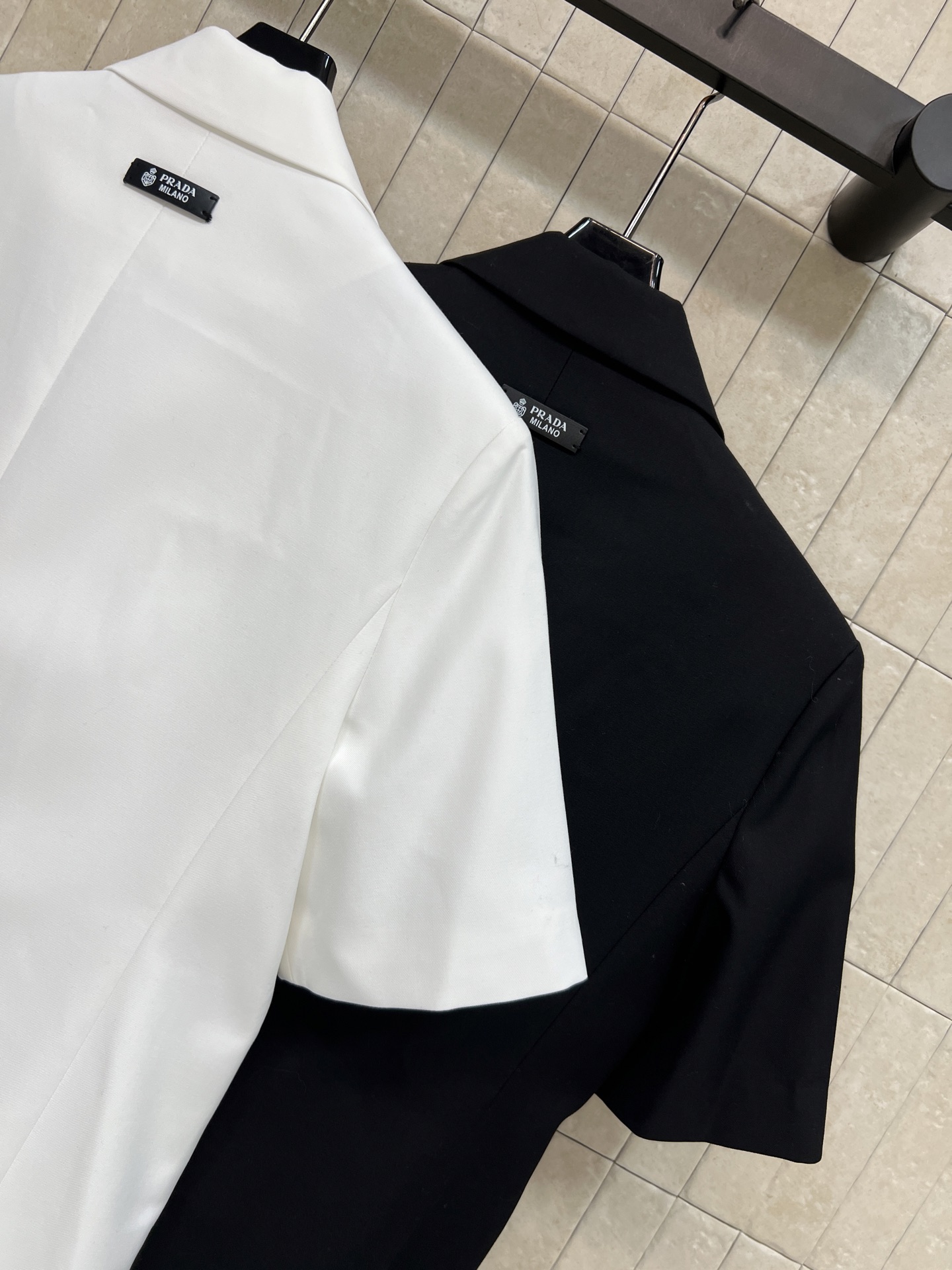 PD家 26夏季新款 短袖西装外套 棉质混纺面料 经典平驳领+黑色双纽扣 低调又有辨识度 三角金属徽标超