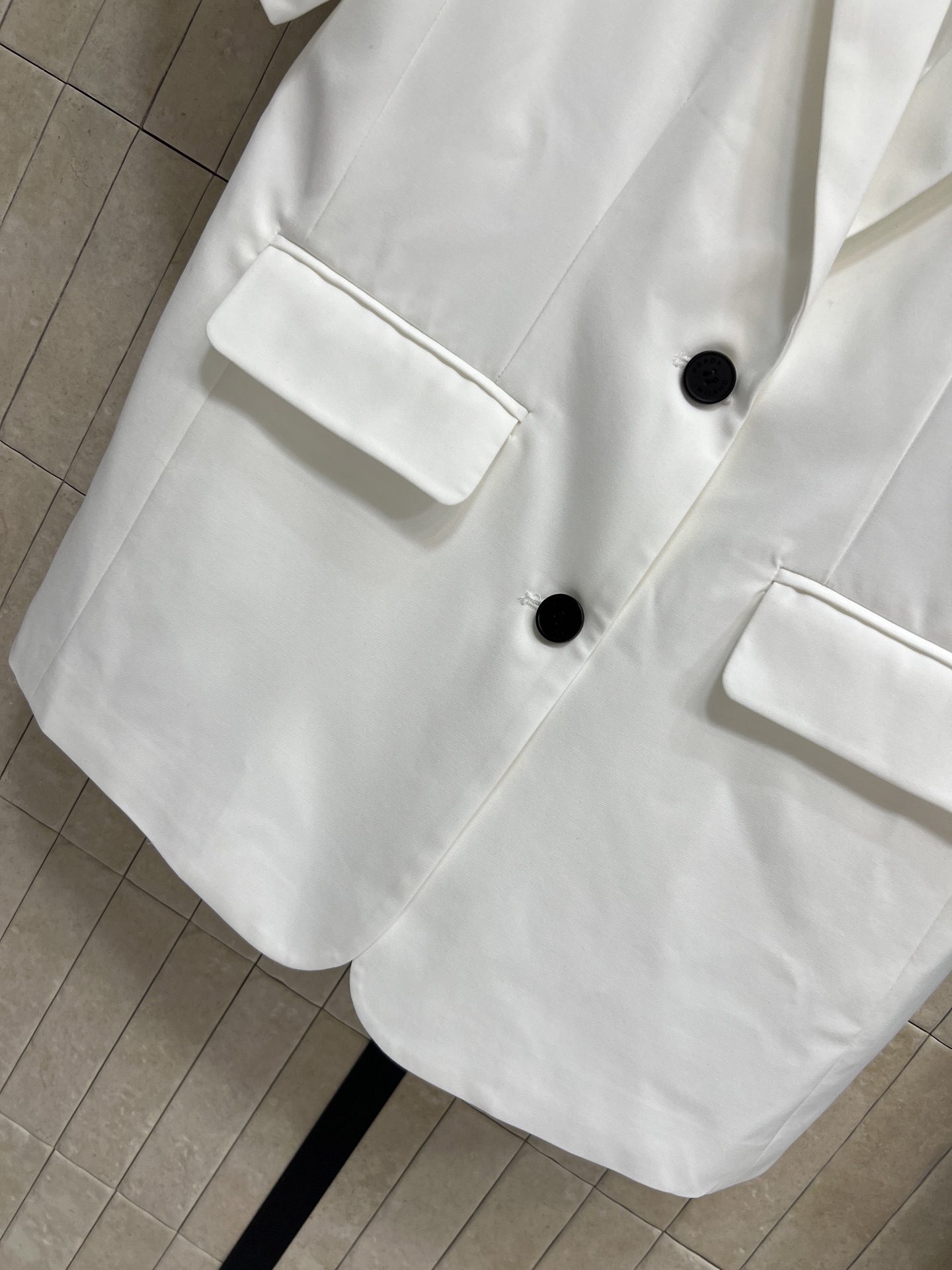 PD家 26夏季新款 短袖西装外套 棉质混纺面料 经典平驳领+黑色双纽扣 低调又有辨识度 三角金属徽标超