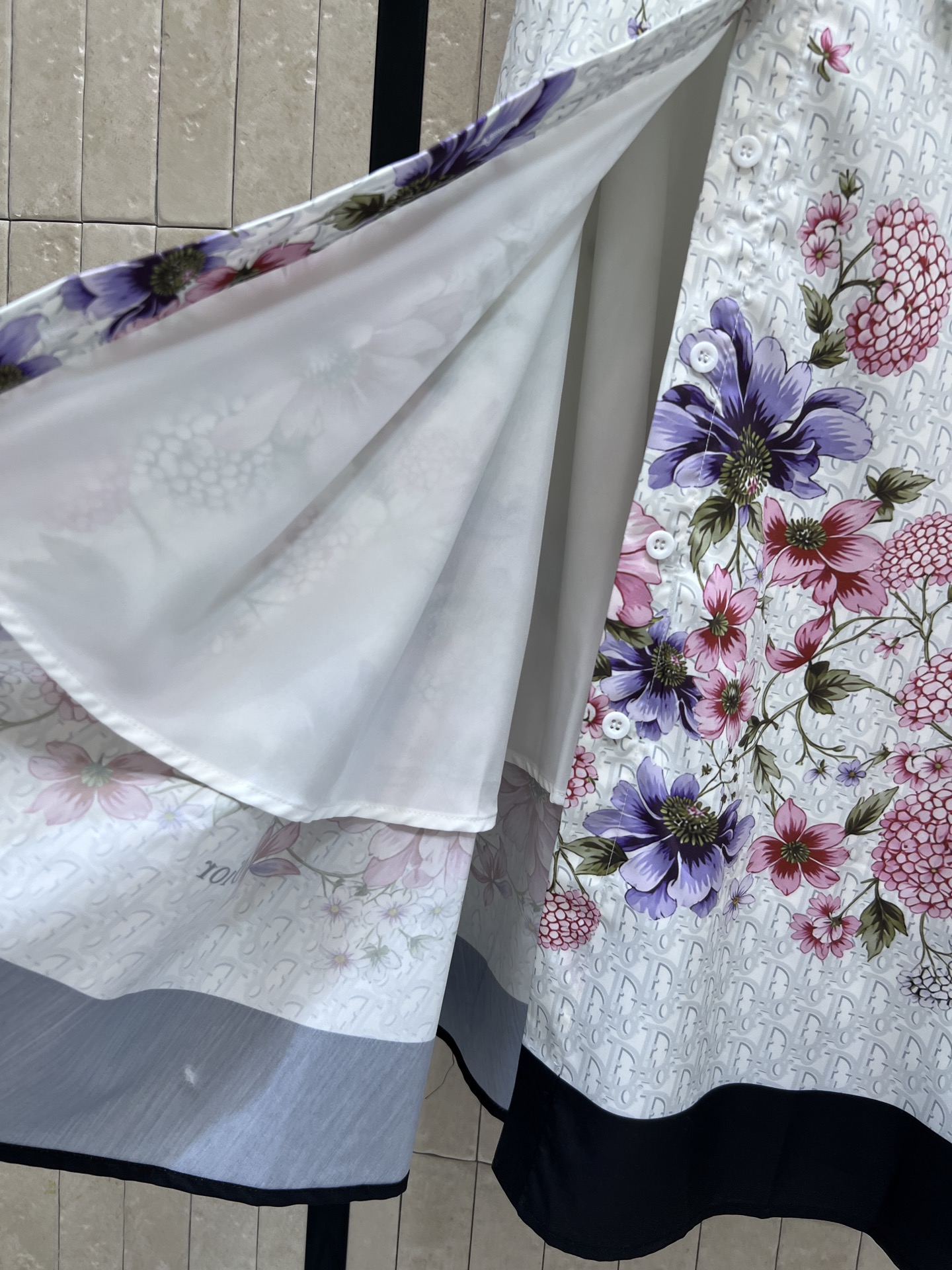 D家 26夏季新款 花卉衬衫连衣裙 经典老花暗纹+粉紫花卉印花 复古又温柔 面料轻盈透气 翻领短袖+全开