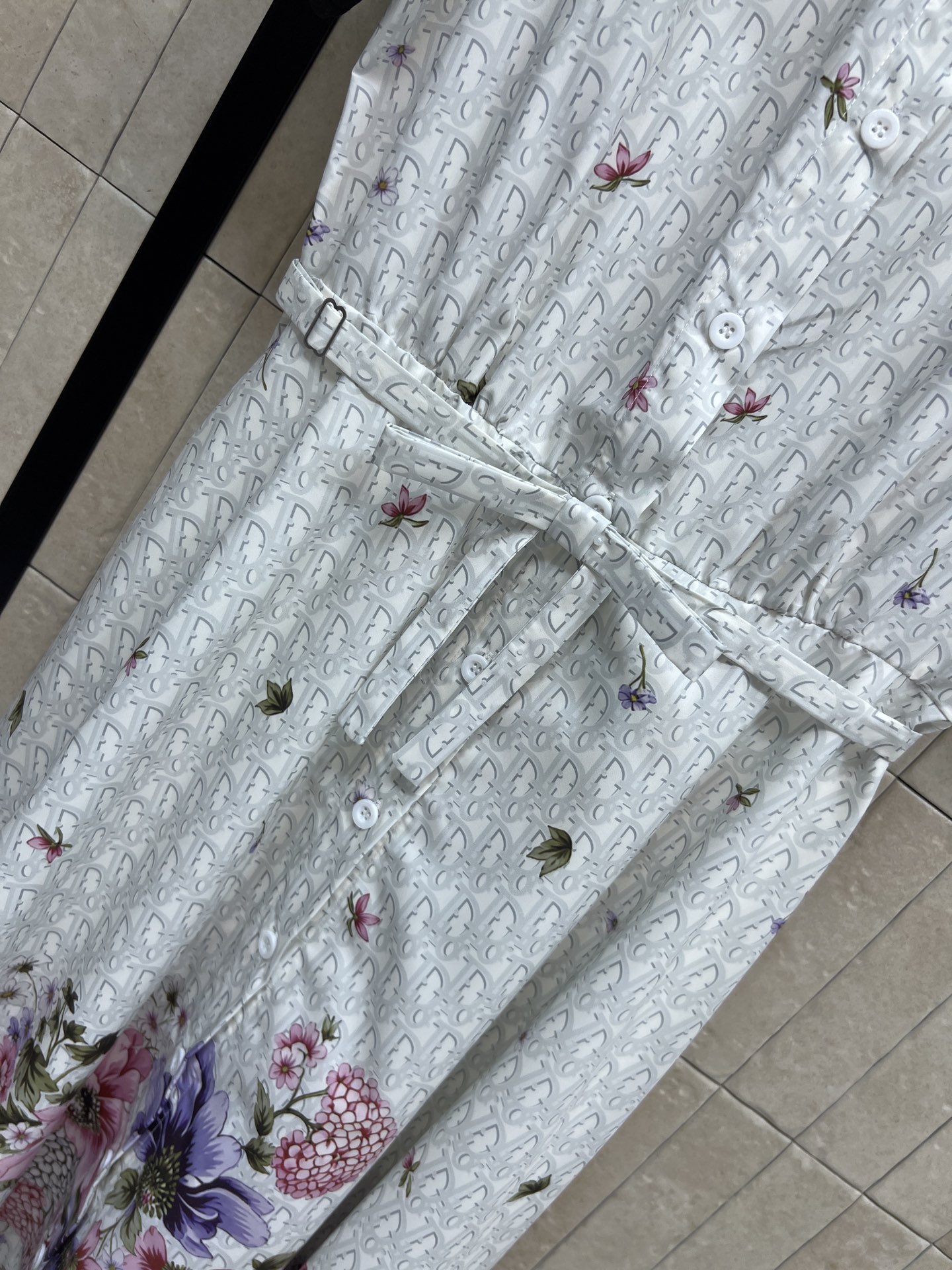 D家 26夏季新款 花卉衬衫连衣裙 经典老花暗纹+粉紫花卉印花 复古又温柔 面料轻盈透气 翻领短袖+全开
