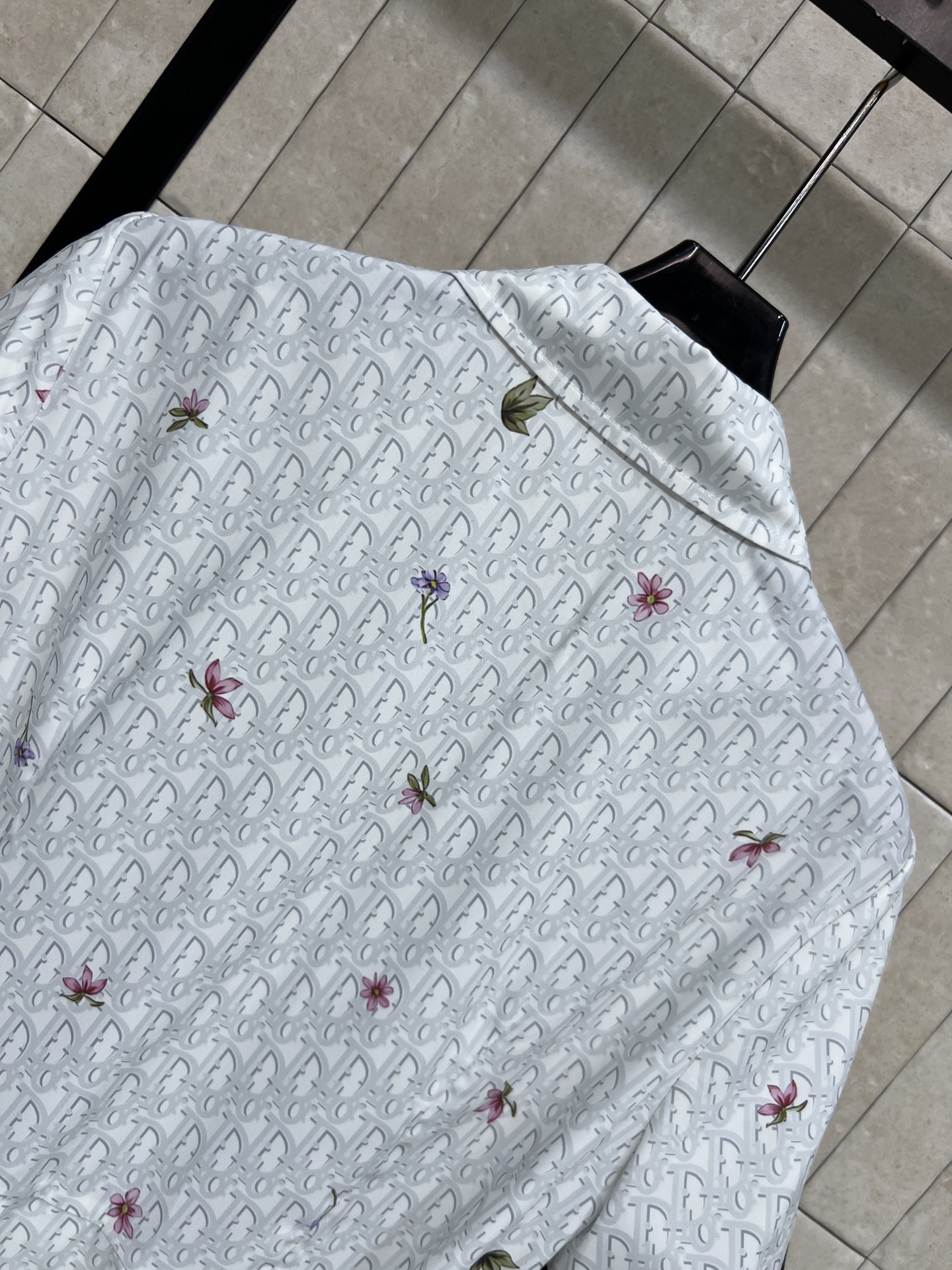 D家 26夏季新款 花卉衬衫连衣裙 经典老花暗纹+粉紫花卉印花 复古又温柔 面料轻盈透气 翻领短袖+全开