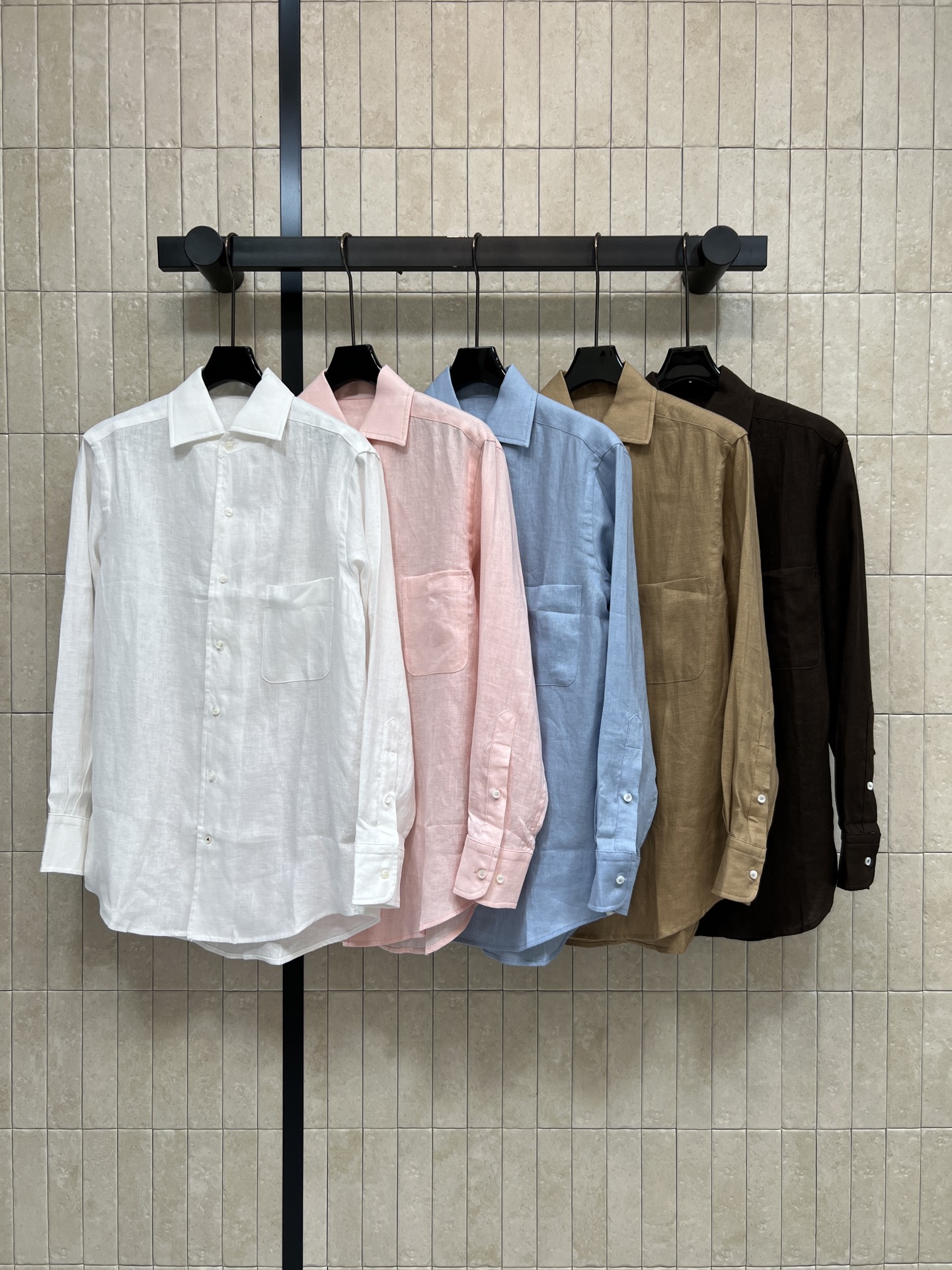 NO:893516,LP's 26 new summer style linen long-sleeved shirt is made of linen fabric. It is light and breathable. It is super comfortable to wear in summer. It has a loose silhouette and a shoulder design. The chest pocket is simple and practical. Linen has its own texture. It is softer and more breathable. It can be easily used for commuting and vacation. The color is versatile. It can be worn alone or layered. It is easy to get a relaxed feeling. Five colors and three codes Size/S-M-L, loro piana, shirts,19860909LP家 26夏季新款 亚麻长袖衬衫 采用亚麻面料 轻薄透气 夏天穿超舒服 宽松廓形+正肩设计 胸前口袋简约又实用 亚麻自带肌理感 越穿越柔软 吸湿透气 通勤 度假 日常都能轻松驾驭 颜色百搭 单穿或叠搭都OK 轻松get松弛感穿搭 五色三码Size/S-M-L,,loro piana,shirts,,Women's clothing