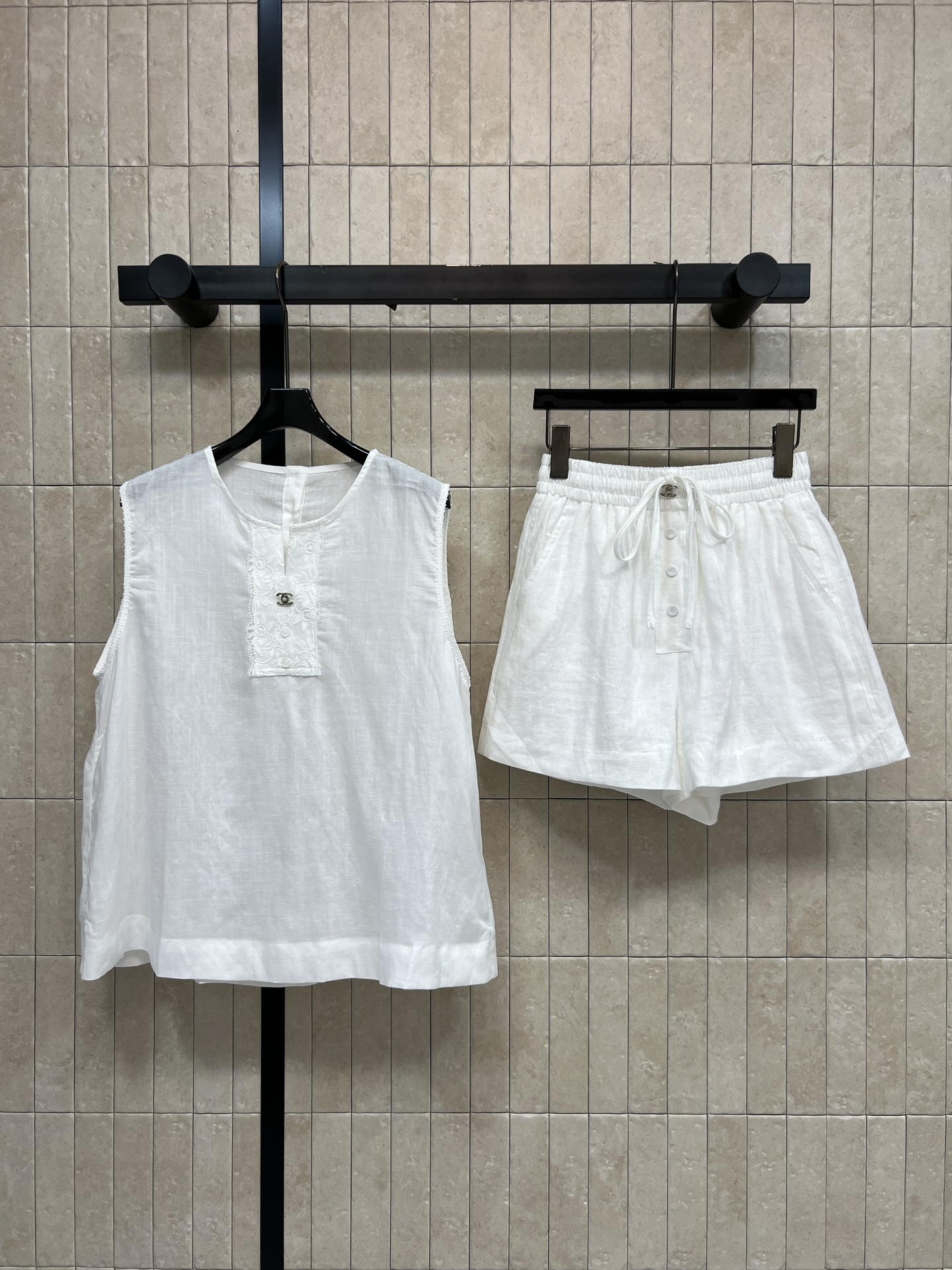 NO:893522,Tops and shorts C Home 26 new summer styles White linen suit Sleeveless top + drawstring shorts Made of linen fabric Breathable and moisture-absorbent The embroidered lace on the collar of the top is super detailed The elastic waist of the shorts + button decoration is comfortable and versatile. It can be easily controlled for daily commuting, vacation and leisure. It has a literary temperament and can be paired with sandals or small square bags to easily get a relaxed feeling in summer. Three sizes in one color Size/S-M-L,,chanel,sandals,shorts,19860909上衣短裤C家 26夏季新款 白色亚麻套装 无袖上衣+抽绳短裤 采用亚麻面料 透气吸湿 上衣领口刺绣花边超有细节感 短裤松紧腰+纽扣装饰 舒适又百搭 日常通勤 度假 休闲都能轻松驾驭 自带文艺气质,搭配凉鞋或小方包 轻松get夏日松弛感穿搭 一色三码Size/S-M-L,,chanel,sandals,shorts,,Women's clothing