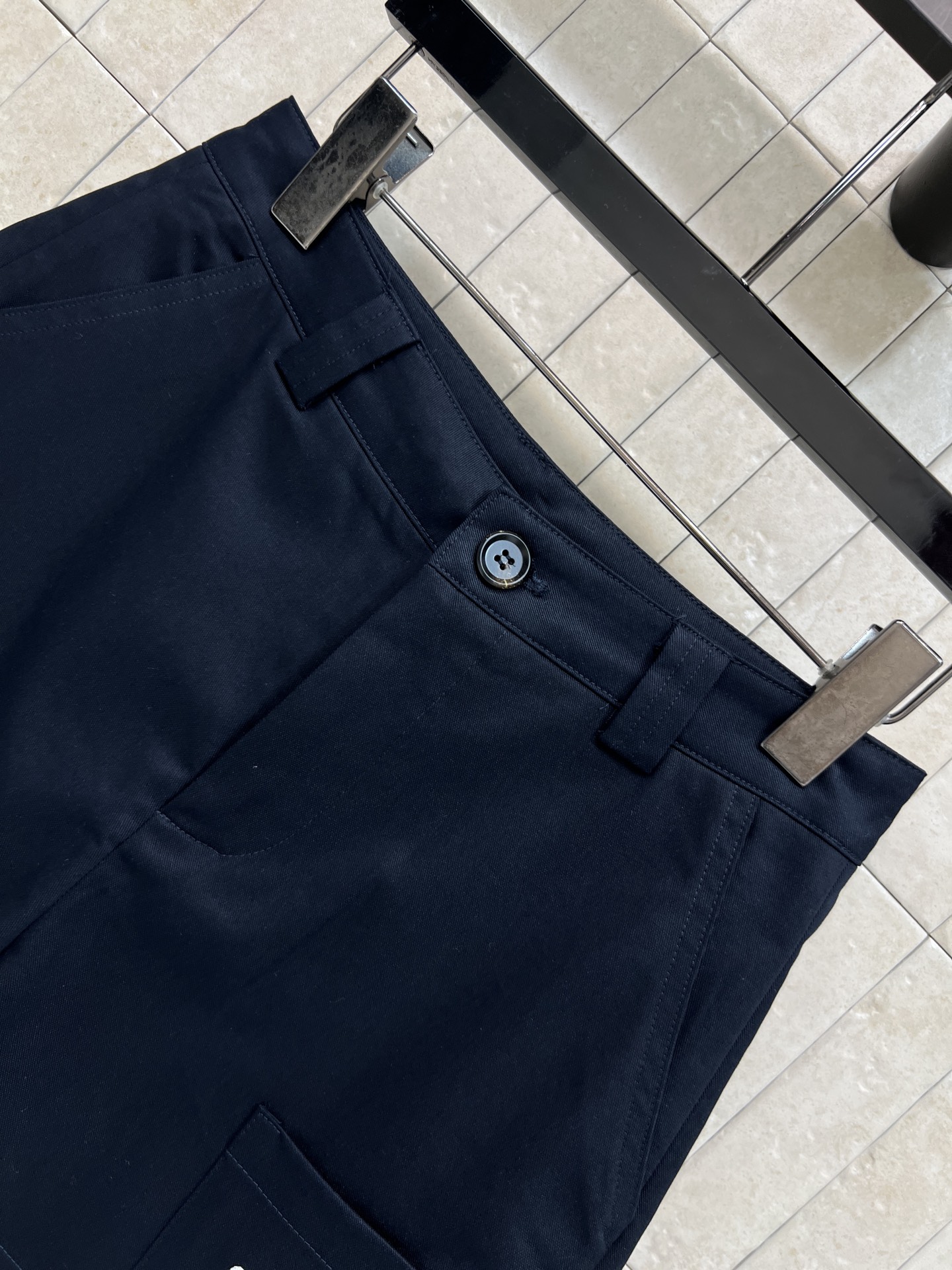 L家 26夏季新款 高腰短裤 棉质面料透气面料 夏天穿超舒服 高腰剪裁修饰腰线 显瘦又显腿长 下摆翻盖口