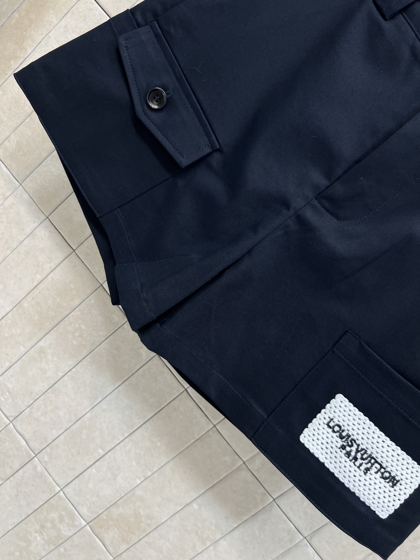 L家 26夏季新款 高腰短裤 棉质面料透气面料 夏天穿超舒服 高腰剪裁修饰腰线 显瘦又显腿长 下摆翻盖口