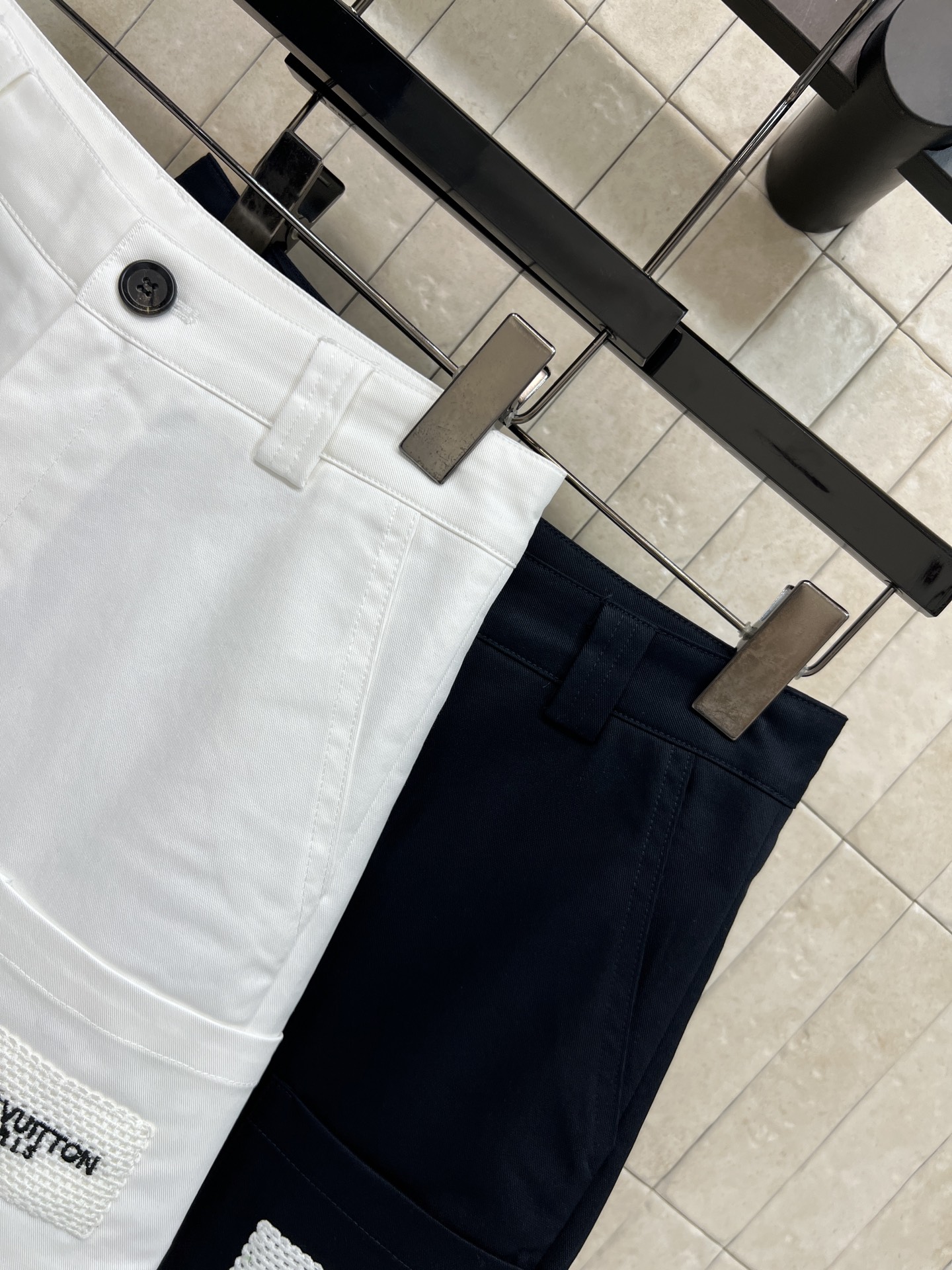 L家 26夏季新款 高腰短裤 棉质面料透气面料 夏天穿超舒服 高腰剪裁修饰腰线 显瘦又显腿长 下摆翻盖口
