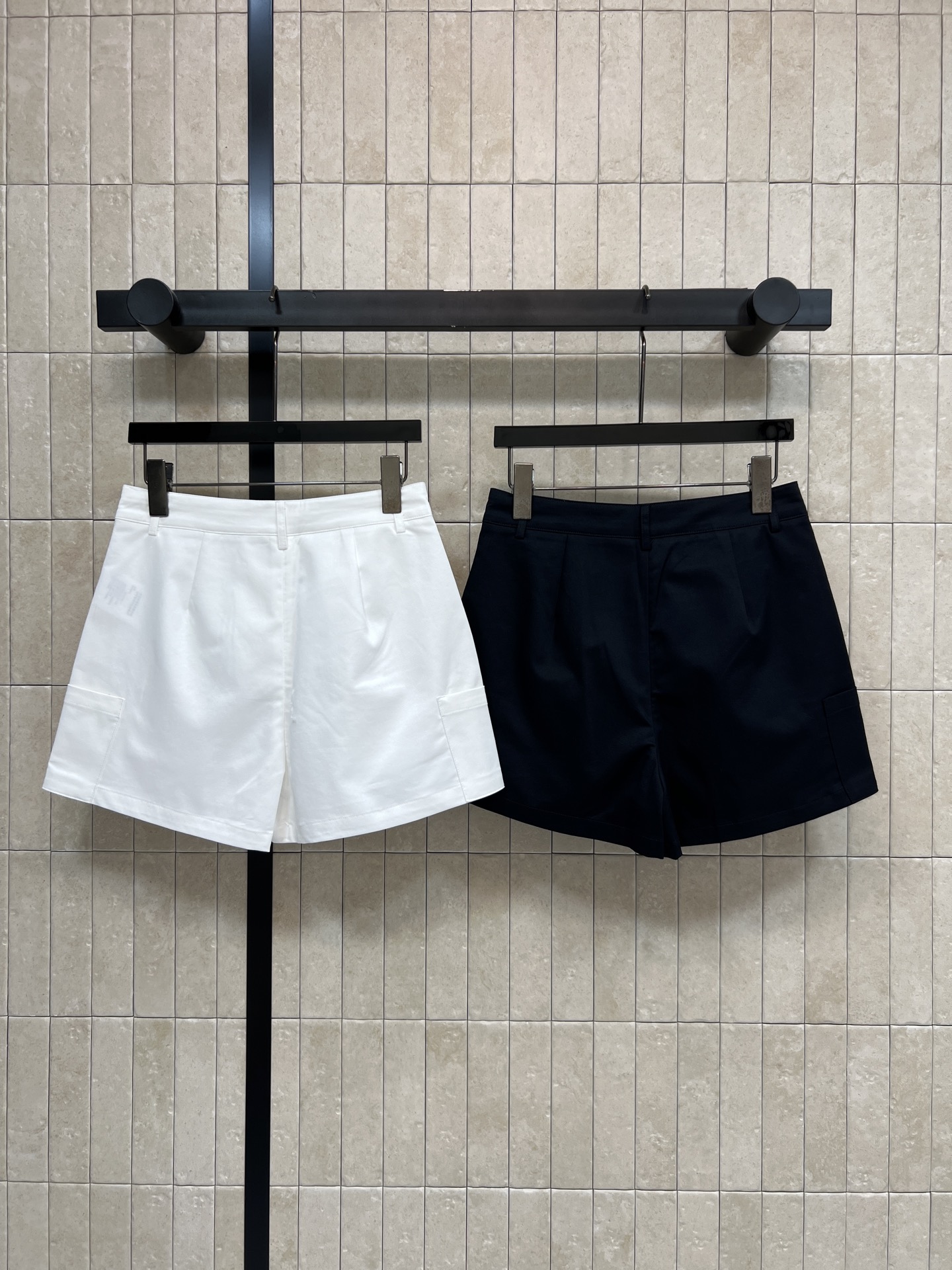 L家 26夏季新款 高腰短裤 棉质面料透气面料 夏天穿超舒服 高腰剪裁修饰腰线 显瘦又显腿长 下摆翻盖口