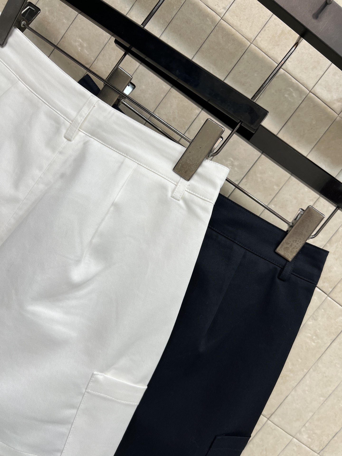 L家 26夏季新款 高腰短裤 棉质面料透气面料 夏天穿超舒服 高腰剪裁修饰腰线 显瘦又显腿长 下摆翻盖口