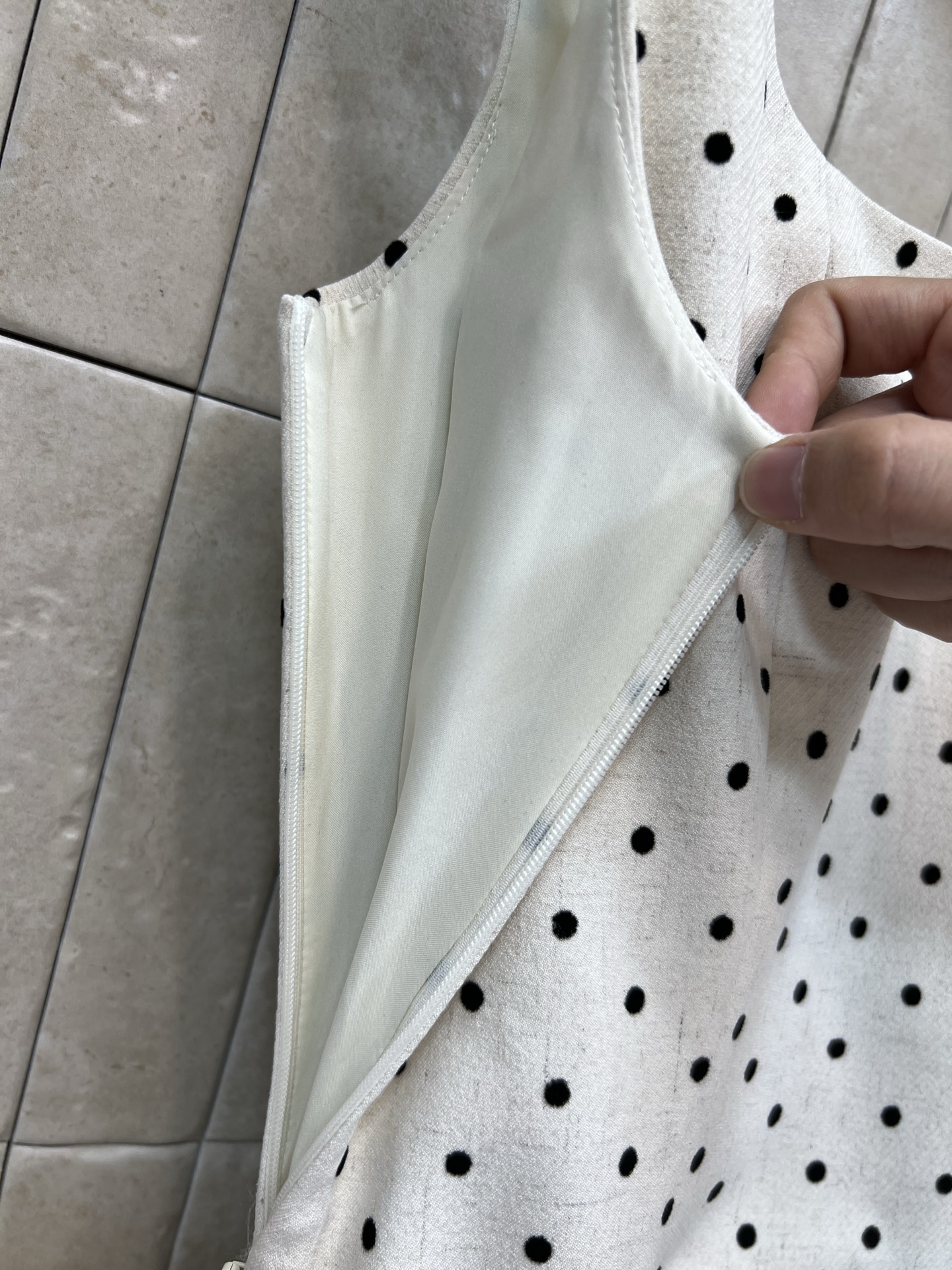 L家 26夏季新款 波点吊带连衣裙 方领+收腰+A字裙摆 显瘦又修饰身材曲线 面料柔软有质感 夏天穿超舒