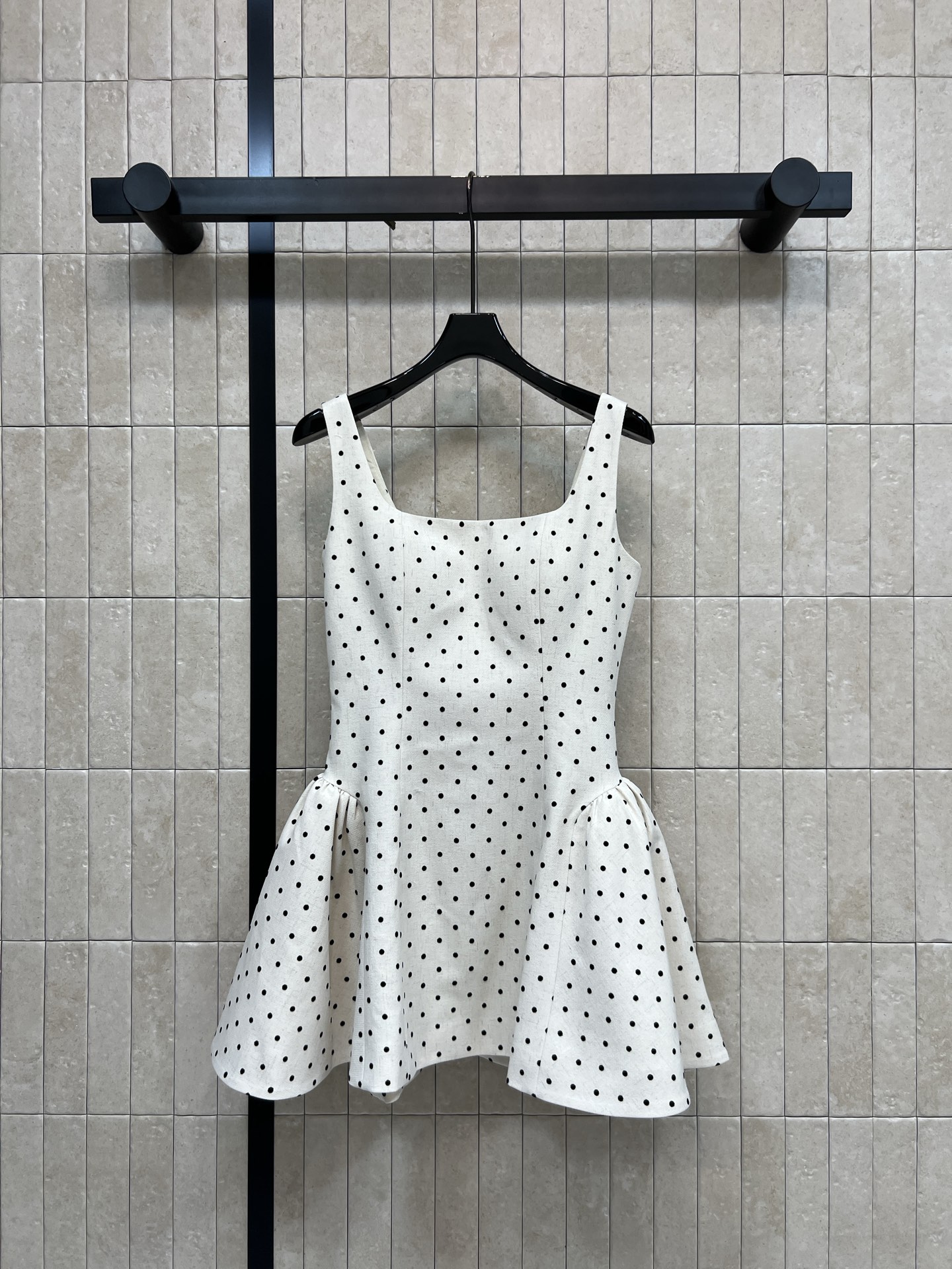 NO:893534,L's 26 new summer style polka-dot suspender dress, square neck + waist + A-line skirt, slimming and modifying the body curve, soft and textured fabric, super comfortable to wear in summer, adjustable back strap, suitable for different body shapes, short skirt length, easy to create a 30-70 ratio, dating, vacation, and daily life, easy to control, three sizes in one color, Size/S-M-L,, louis vuitton, skirts,19860909L家 26夏季新款 波点吊带连衣裙 方领+收腰+A字裙摆 显瘦又修饰身材曲线 面料柔软有质感 夏天穿超舒服 后背绑带可调节 贴合不同身形 短款裙长显高 轻松打造三七分比例 约会 度假 日常都能轻松驾驭 一色三码Size/S-M-L,,louis vuitton,skirts,,Women's clothing