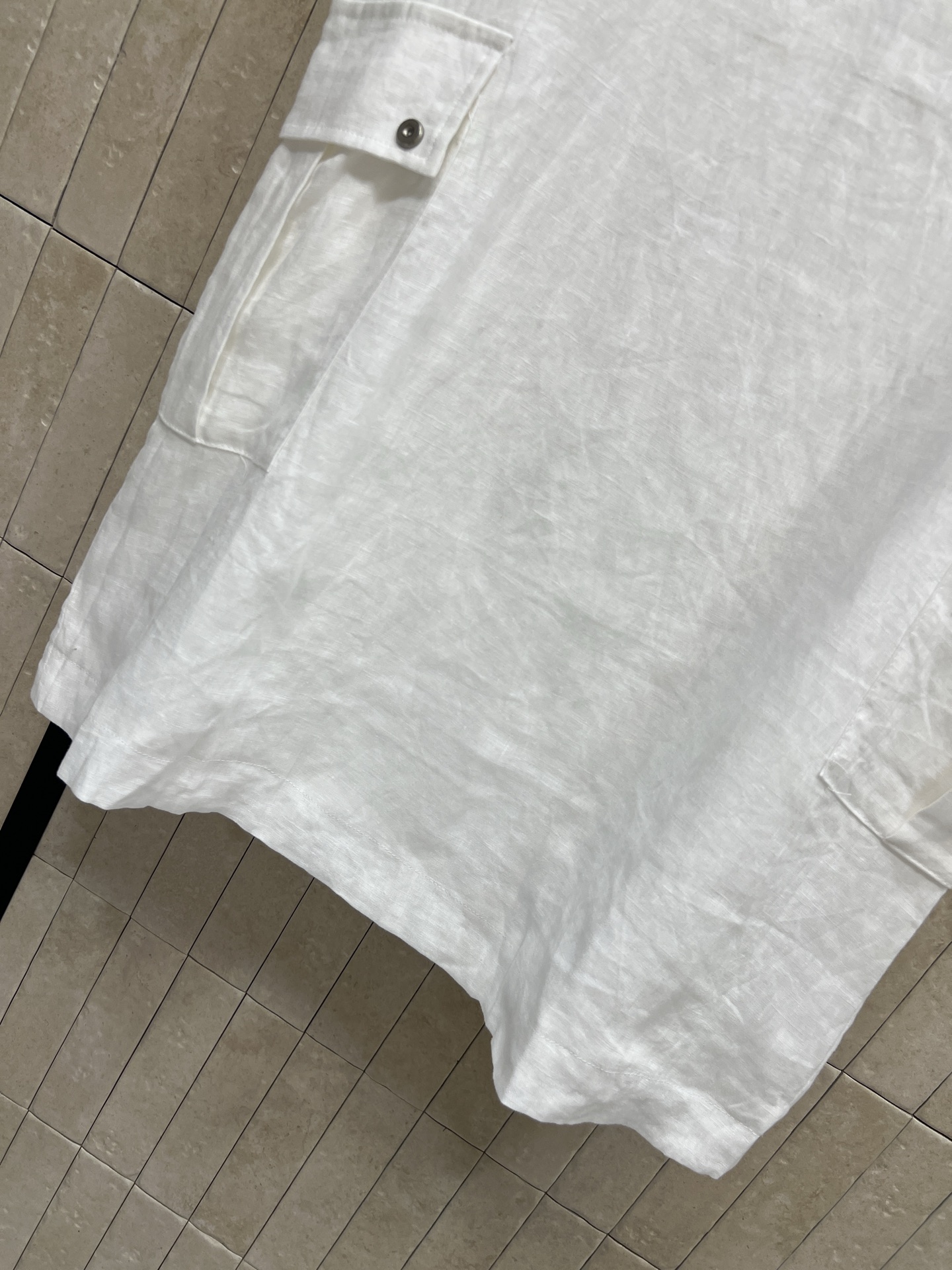 L 家 26夏季新款 白色无袖亚麻连衣裙 采用亚麻面料轻薄透气 夏天穿超舒服 圆领+金属纽扣设计 简约又