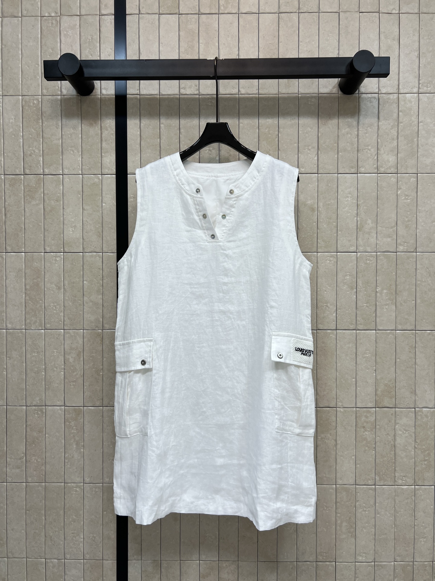 NO:893540,L Home 26 new summer style white sleeveless linen dress. Made of linen fabric, light and breathable. Super comfortable to wear in summer. Round neck + metal button design. Simple and detailed. Flap pockets on both sides. Practical and good-looking. Loose straight version. Tolerant. It is OK to wear alone or layered with shirts. It can be easily controlled for commuting, dating and daily outings. Three sizes in one color, Size/S-M-L,,skirts,shirts,19860909L 家 26夏季新款 白色无袖亚麻连衣裙 采用亚麻面料轻薄透气 夏天穿超舒服 圆领+金属纽扣设计 简约又有细节感 两侧翻盖口袋 实用又好看 宽松直筒版型 包容性强 单穿或叠搭衬衫都很OK 通勤 约会 日常出街都能轻松驾驭 一色三码Size/S-M-L,,skirts,shirts,,Women's clothing