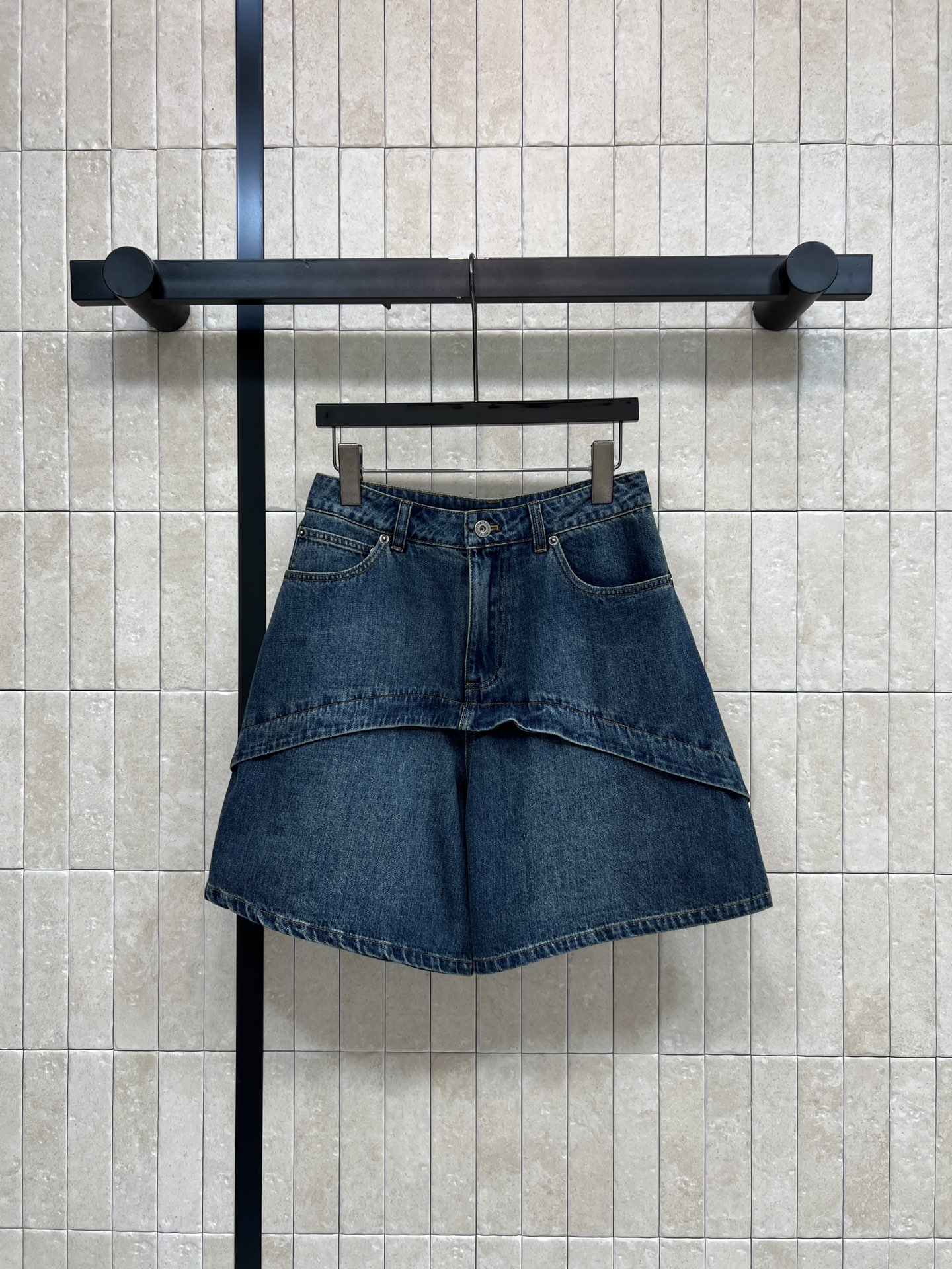 NO:893526,LW Home 26 new summer style high-waisted denim wide-leg five-quarter pants, layered skirt-style tailoring, unique layering, metal buttons + classic five-pocket design, stiff washed denim fabric, trousers are not easy to collapse and deform, embellished with leather logo on the back waist, full of details. Wear as a set with short denim shirts of the same series. Casual Korean-style relaxed feeling can be filled up easily. Good for daily and outings. Three sizes in one color, Size/S-M-L,,skirts,shirts,19860909LW家 26夏季新款 高腰牛仔阔腿五分裤 叠层裙式剪裁 自带独特层次感 金属纽扣+经典五袋设计 硬挺水洗牛仔面料 裤型不易软塌变形 后腰logo皮牌点缀 细节感满满 搭配同系列短款牛仔衬衫成套穿 休闲韩系松弛感直接拉满 日常 出游都好出片 一色三码Size/S-M-L,,skirts,shirts,,Women's clothing