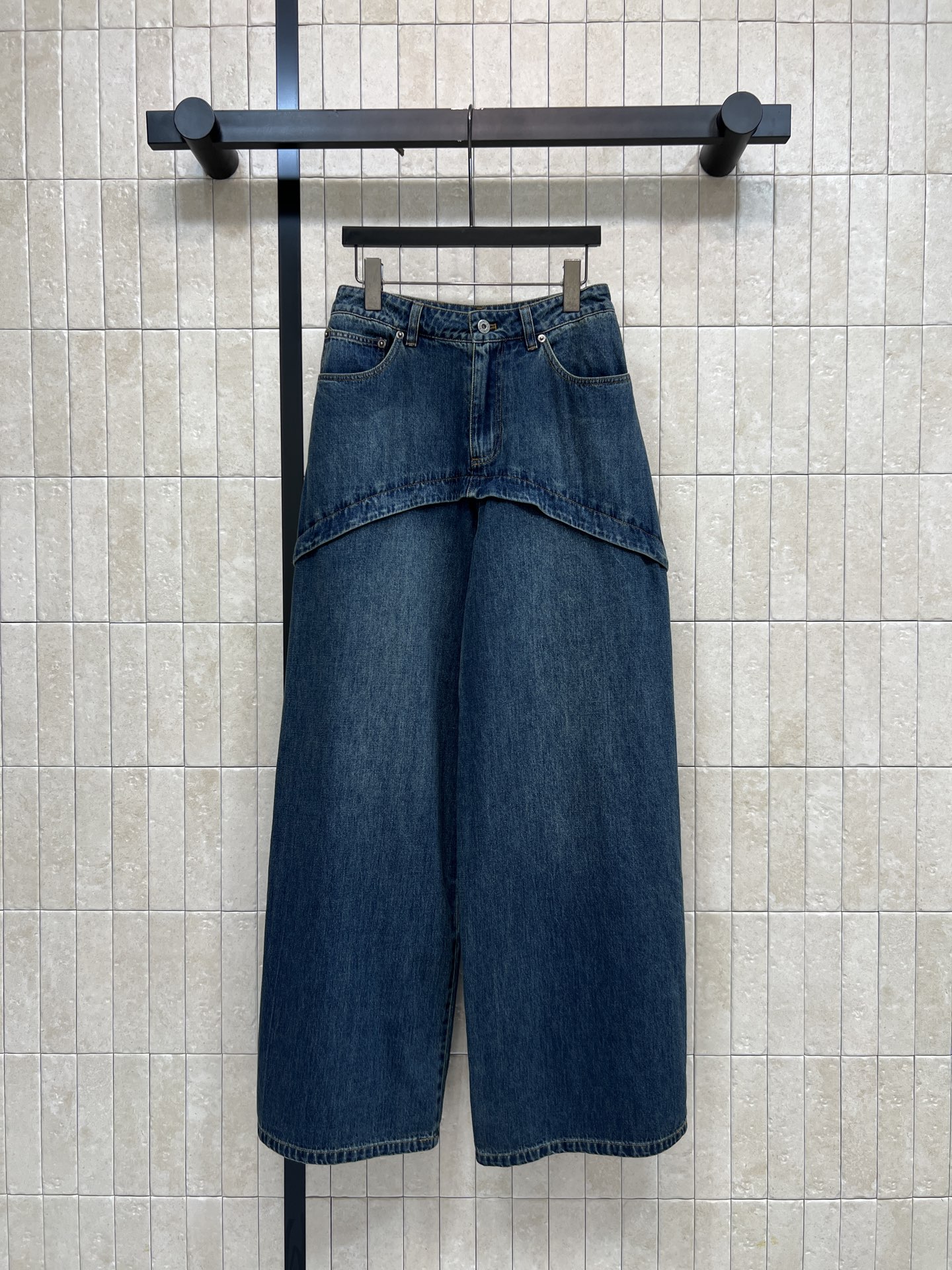 NO:893532,LW's 26 new summer style high-waisted denim wide-leg pants, layered skirt cut, unique layering, metal buttons + classic five-pocket design, washed denim fabric, wide-leg straight trouser legs, draped to hide the flesh, logo leather patch embellishment on the back waist, full of details. Wear with short denim shirts from the same series as a set. Casual Korean-style looseness can be straightened out. It is good for daily and outings.  One color, three sizes, Size/S-M-L,,skirts,shirts,19860909LW家 26夏季新款 高腰牛仔阔腿裤 叠层裙式剪裁 自带独特层次感 金属纽扣+经典五袋设计 水洗牛仔面料 加宽阔腿直筒裤管 垂顺藏肉 后腰logo皮牌点缀 细节感满满 搭配同系列短款牛仔衬衫成套穿 休闲韩系松弛感直接拉满 日常 出游都好出片 一色三码Size/S-M-L,,skirts,shirts,,Women's clothing
