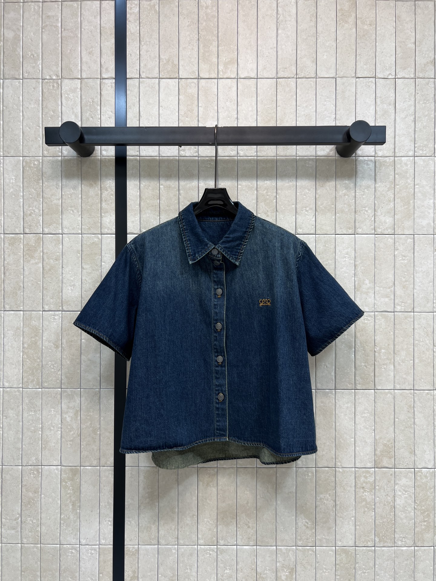 NO:893538,LW's 26 new summer style denim short-sleeved shirt, classic distressed dark blue denim color, neat lapels + loose short sleeves, metal denim buttons on the placket, exquisite brand embroidery on the chest, short slightly curved hem, easy to raise the waistline, moderately soft and hard washed denim fabric, not hard or stuffy, not easy to deform after long-term wear, casual and casual when worn alone, with suspenders on the inside, skirts on the outside, and suit pants.  One color and three sizes Size/S-M-L,,skirts,shirts,T-shirt,business suit,19860909LW家 26夏季新款 牛仔短袖衬衫 经典做旧深蓝牛仔配色 利落翻领+宽松短袖 门襟金属牛仔扣 胸口精致品牌刺绣 短款微弧形下摆 轻松拉高腰线 软硬适中水洗牛仔面料 不硬不闷 久穿不易变形 单穿随性休闲 内搭吊带 外搭半身裙 西装裤都适配 一色三码Size/S-M-L,,skirts,shirts,T-shirt,business suit,,Women's clothing