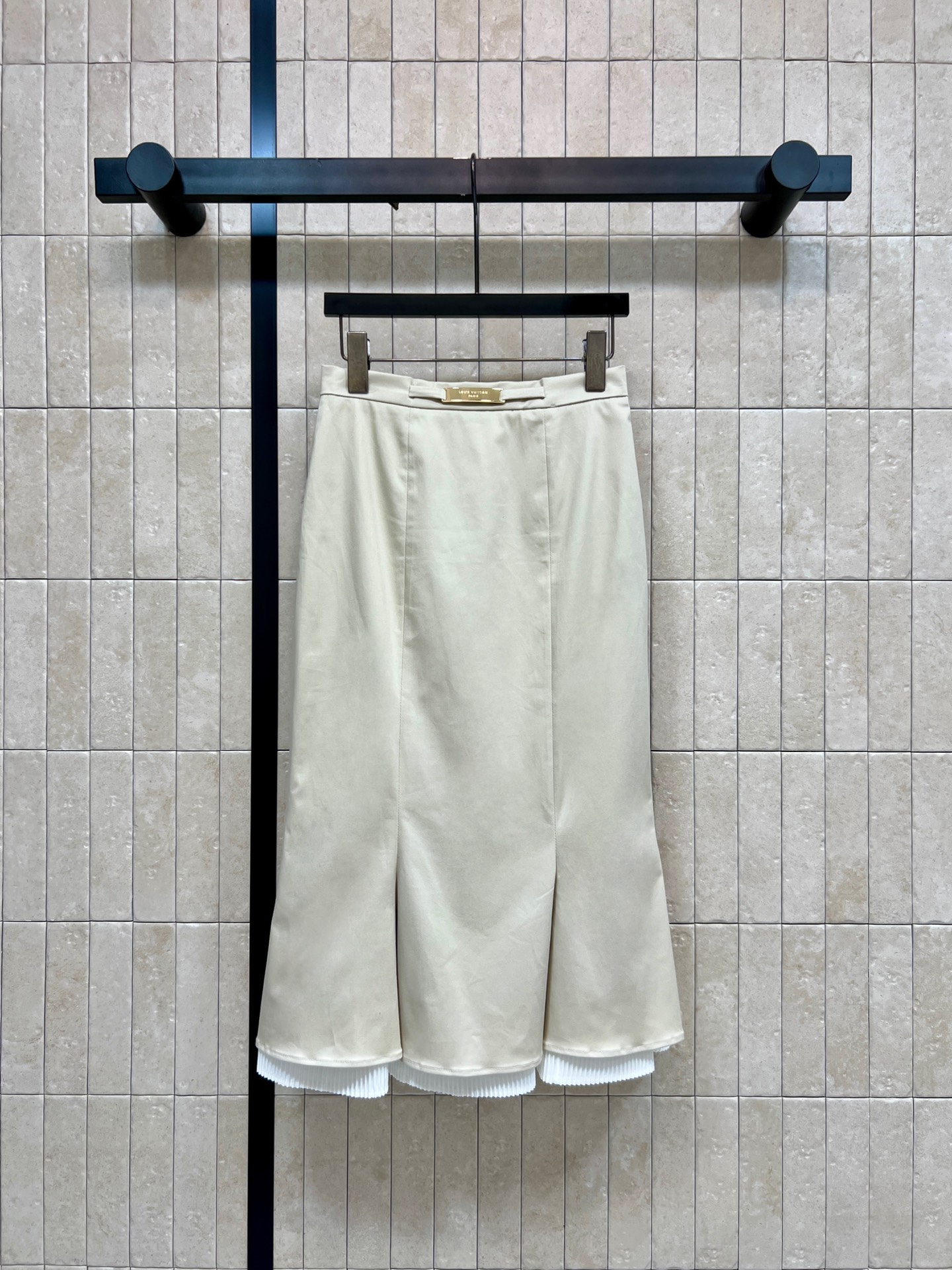 NO:893542,L's 26 new summer style high-waisted fishtail skirt, simple high-waisted metal buckle waist three-dimensional split tailoring, outer layer of matte fabric, skirt spliced ​​with white pleated lining, faint double-layer lace, mid-length fishtail version, modified calf, full of layering, can be worn with sweaters or shirts, can be worn for commuting and leisure, four sizes in one color, Size/S-M-L-XL,, louis vuitton, skirts, shirts,19860909L家 26夏季新款 高腰鱼尾半裙 简约高腰金属饰扣腰头立体分割剪裁 外层垂顺哑光面料 裙摆拼接白色百褶内衬 若隐若现双层花边 中长鱼尾版型 修饰小腿 层次感满满 搭配针织衫或衬衫都很OK 通勤休闲都能穿 一色四码Size/S-M-L-XL,,louis vuitton,skirts,shirts,,Women's clothing