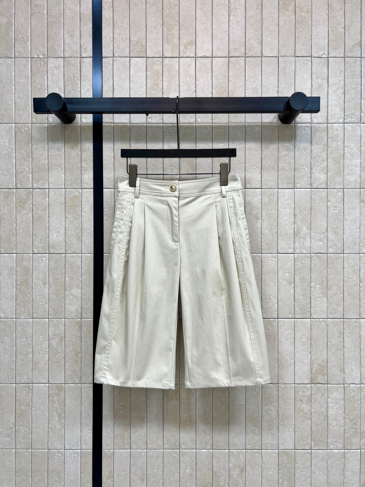 NO:893546,L's 26 new summer style high-waist pleated mid-pants. High-waist design + three-dimensional pleats on the front. Quietly hide the belly fat. Exquisite layering with open stitching on the side. Loose, straight and five-quarter length. Not picky about leg shape. Matte fabric is not easy to collapse and wrinkle. Very breathable in summer. It's refreshing to wear with a white shirt or T-shirt. It can be easily managed for commuting, daily life and vacation. Four sizes in one color, Size/S-M-L-XL,, louis  vuitton,shirts,tees,t-shirt,19860909L家 26夏季新款 高腰压褶中裤 高腰设计+前片立体压褶 悄悄藏住小腹肉肉 侧边明线走线精致层次感 宽松直筒五分裤长 不挑腿型 哑光面料不易软塌起皱 夏天穿很透气 随便搭白衬衫orT恤都很清爽 通勤 日常 度假都能轻松驾驭 一色四码Size/S-M-L-XL,,louis vuitton,shirts,tees，t-shirt,,Women's clothing