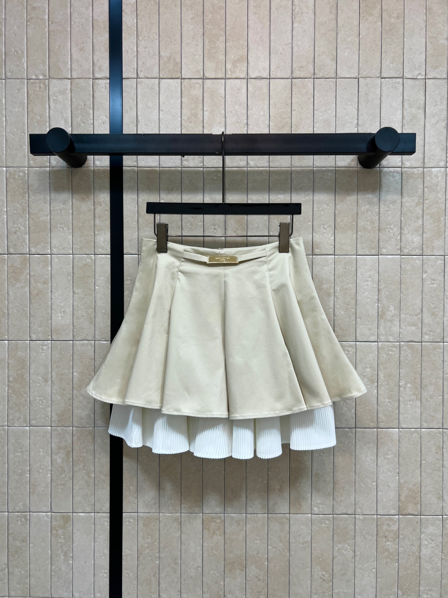 NO:893554,L's 26 new summer style double-layer pleated skirt with metal square buckle waistband is simple and exquisite. The high-waisted version directly elongates the lower body. The large three-dimensional hem is perfect for hiding the crotch. The inner layer is spliced with white accordion pleated lining and has a sense of layering. The outer matte stiff fabric is not easy to collapse. Pair it with a Polo top or shirt. It is easy to get a college-style outfit. It is suitable for daily outings and campus.  One color and four sizes Size/S-M-L-XL,,louis vuitton,skirts,shirts,19860909L家 26夏季新款 双层拼接百褶短裙 金属方扣腰头简约精致 高腰版型直接拉长下半身 立体分割大伞摆 藏胯藏肉一绝 内层拼接白色风琴百褶内衬 自带层次感 外层哑光挺括面料不易软塌 搭配Polo上衣或衬衫 轻松get学院风穿搭 日常出街 校园都很适合 一色四码Size/S-M-L-XL,,louis vuitton,skirts,shirts,,Women's clothing