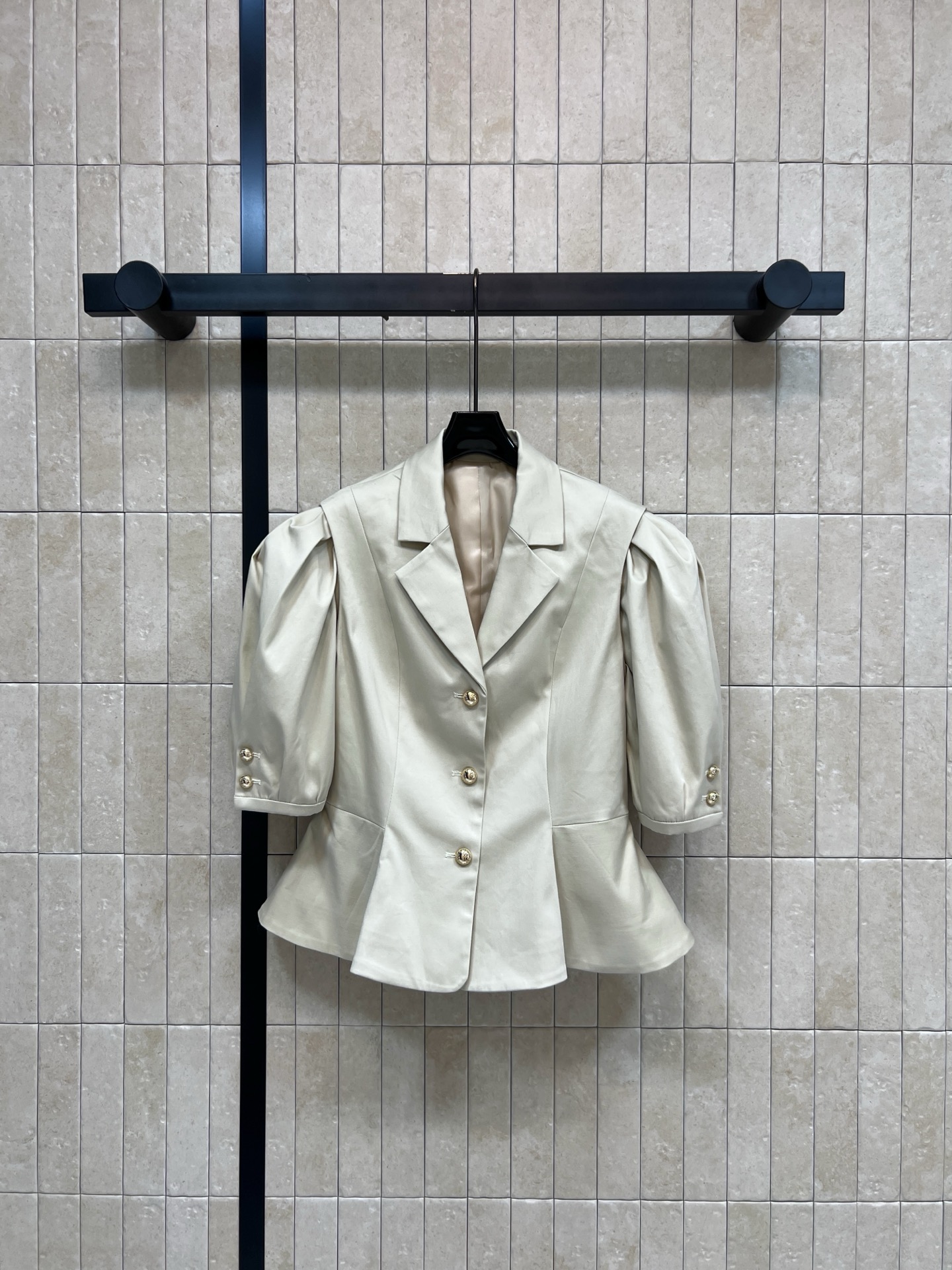NO:893558,L's 26 new summer style fishtail waisted jacket, classic suit lapel + puff sleeve design, three-dimensional waistline to modify the body shape, high waistline, fishtail hem cut, metal buttons with exquisite details, soft matte fabric, low-key and unobtrusive texture, suitable for formal occasions or daily travel, match with the same series of skirts or high heels to easily create a high-end look. Four sizes in one color, Size/S-M-L-XL,, louis vuitton, high heels, skirts, jackets &  coats, business suits,19860909L家 26夏季新款 鱼尾收腰外套 经典西装翻领+泡泡袖设计 立体收腰修饰身形 拉高腰线 下摆鱼尾散摆剪裁 金属纽扣点缀细节精致 柔和哑光面料 质感低调不张扬 正式场合或日常出行都合适 搭配同系列裙装或高跟鞋 轻松打造高级造型 一色四码Size/S-M-L-XL,,louis vuitton,high heels,skirts,jackets & coats,business suit,,Women's clothing