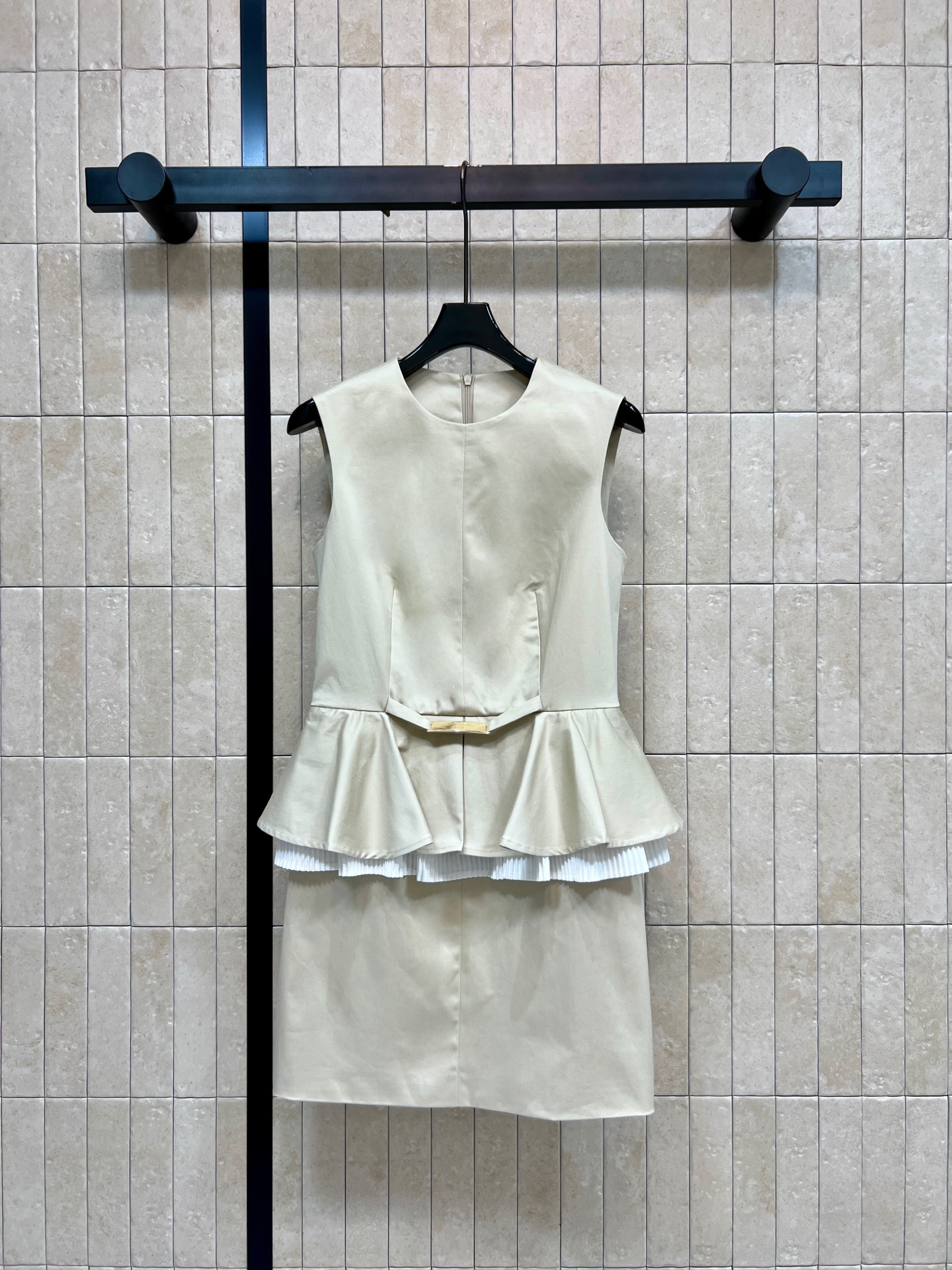 NO:893550,L's 26 new summer style sleeveless waist dress, round neck and sleeveless tailoring, metal buckle waist, upper ruffle hem stitched with white accordion pleated lining, full layering, straight skirt version, optimized lower body proportions, matte and stiff fabric, draping and not easy to wrinkle, easy to manage in commuting, dating and formal occasions, simple and stylish, four sizes in one color, Size/S-M-L-XL,, louis vuitton, skirts,19860909L家 26夏季新款 无袖收腰连衣裙 圆领无袖剪裁 腰部金属饰扣收腰 上层荷叶摆拼接白色风琴百褶内衬 层次感拉满 直筒短裙版型 优化下半身比例 哑光挺括面料 垂顺不易皱 通勤 约会 正式场合都能轻松驾驭 简约又有设计感 一色四码Size/S-M-L-XL,,louis vuitton,skirts,,Women's clothing