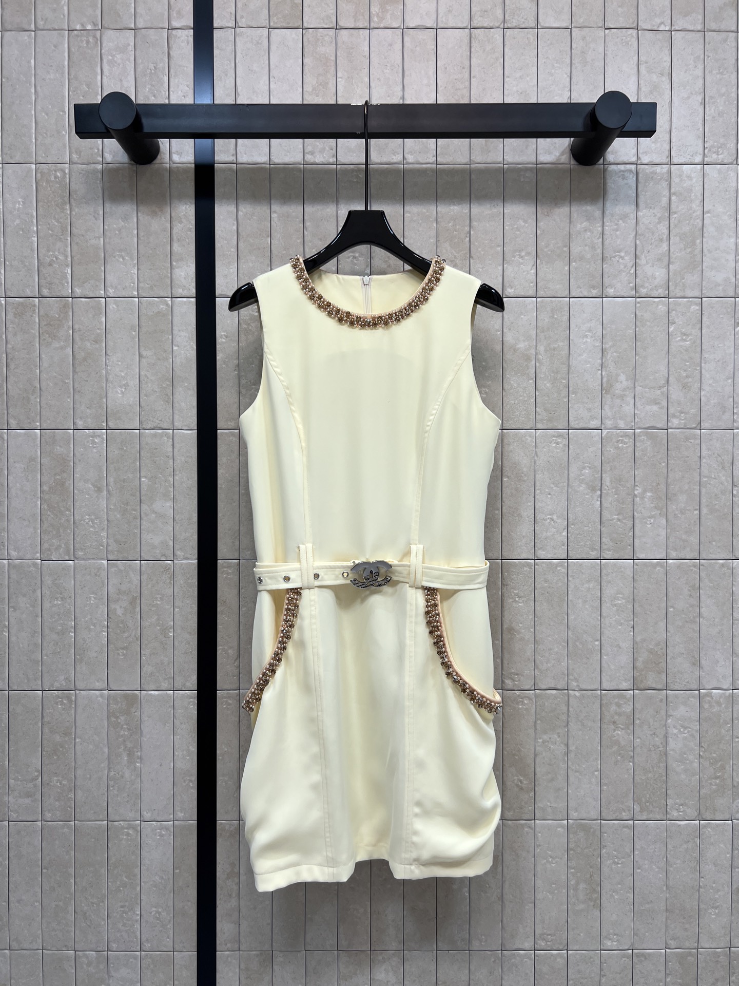 NO:898824,C Home 26 new summer style cream yellow sleeveless dress made of cotton blended fabric with good drape. The neckline and pockets are all hand-embellished with diamond beads and piping. Full of details. The double C belt of the same color is a plus for slimming and slimming. It can be easily managed in commuting, dating and formal occasions. Paired with high heels or clutch bag, it will make you look more elegant. Three sizes in one color Size/S-M-L,,chanel,high heels,handbag,skirts,19860909C家 26夏季新款 奶黄色无袖连衣裙 采用棉质混纺面料 垂感好 领口+口袋全手工镶钻珠串滚边 细节感满满 同色双C腰带 修身显瘦超加分 通勤 约会 正式场合都能轻松驾驭 搭配高跟鞋或手拿包 气质直接拉满 一色三码Size/S-M-L,,chanel,high heels,handbag,skirts,,Women's clothing