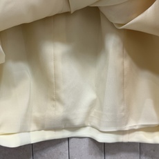 C家 26夏季新款 奶黄色无袖连衣裙 采用棉质混纺面料 垂感好 领口+口袋全手工镶钻珠串滚边 细节感满满 同色双C腰带 C家 26夏季新款 奶黄色无袖连衣裙 采用棉质混纺面料 垂感好 领口+口袋全手工镶钻珠串滚边 细节感满满 同色双C腰带