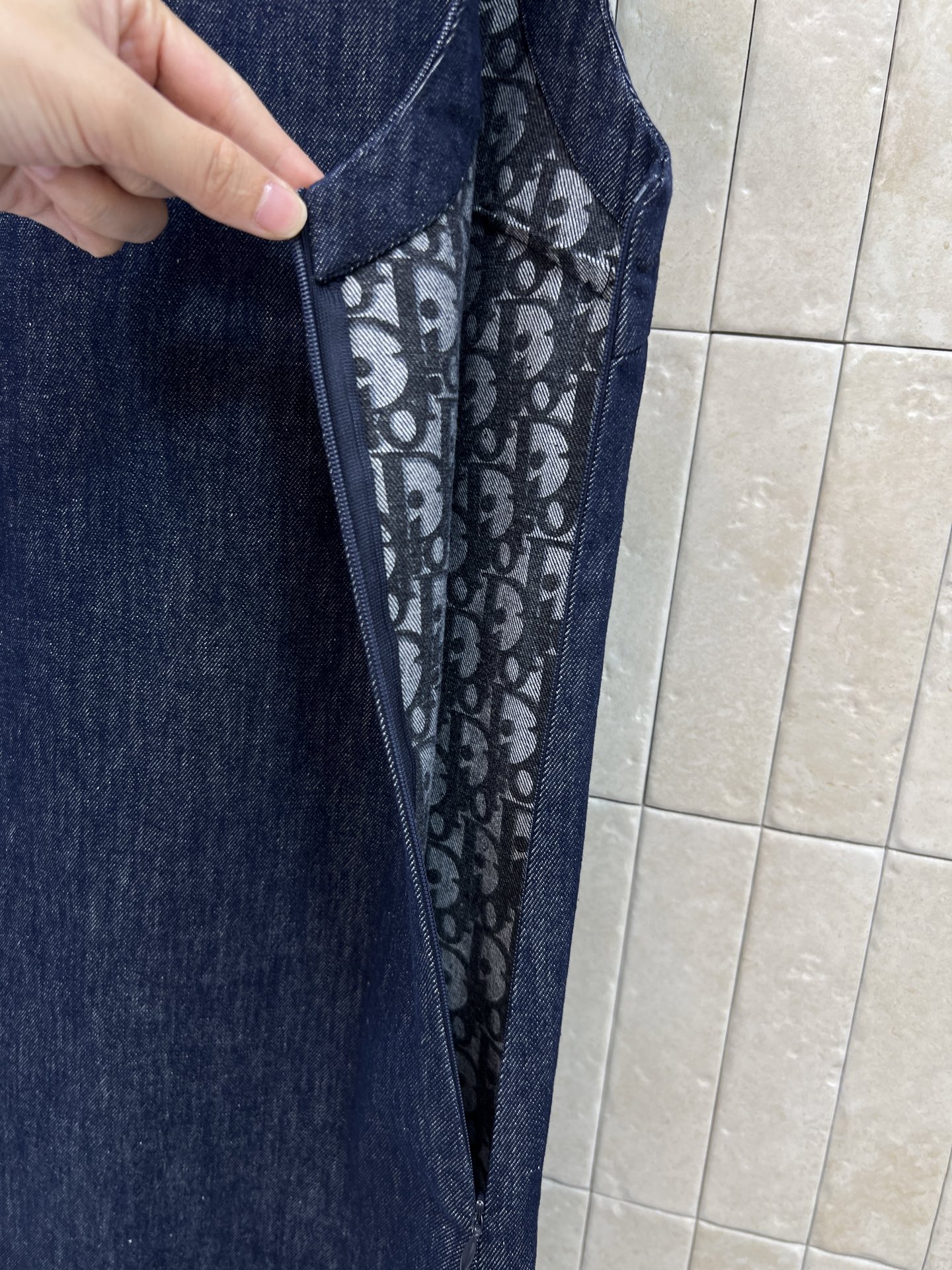 D家 26夏季新款 牛仔背心裙 深蓝水洗牛仔面料 撞色印花领口和口袋 复古又时髦 无袖设计超适合夏天 金