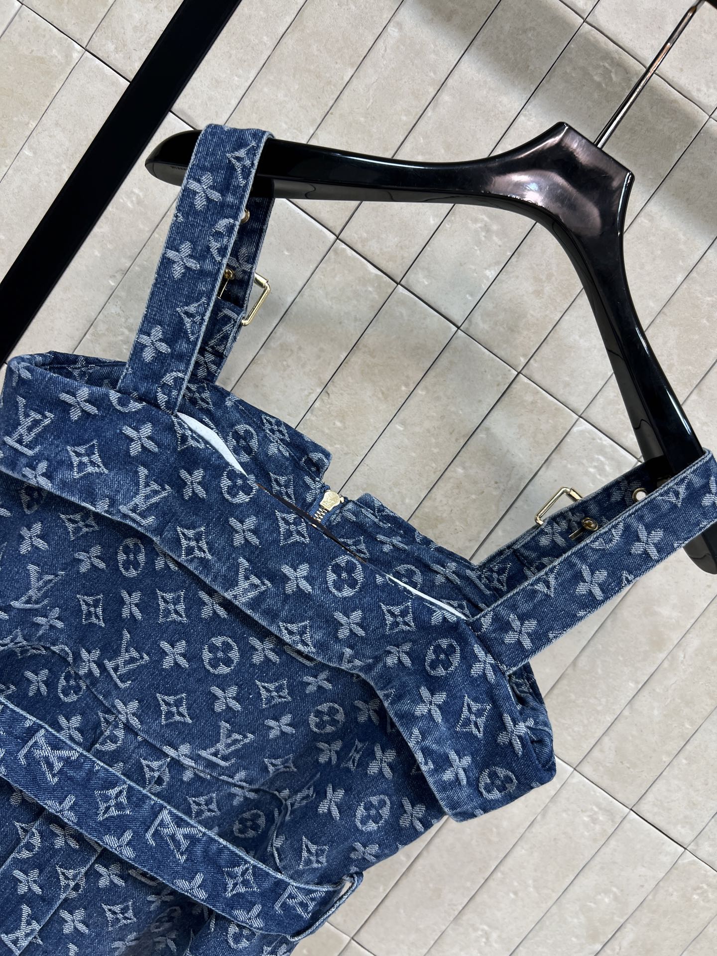 L家 26夏季新款 老花牛仔背带裙 水洗软牛仔面料 经典老花暗纹 复古又轻奢 方领+可调节肩带 实用又时