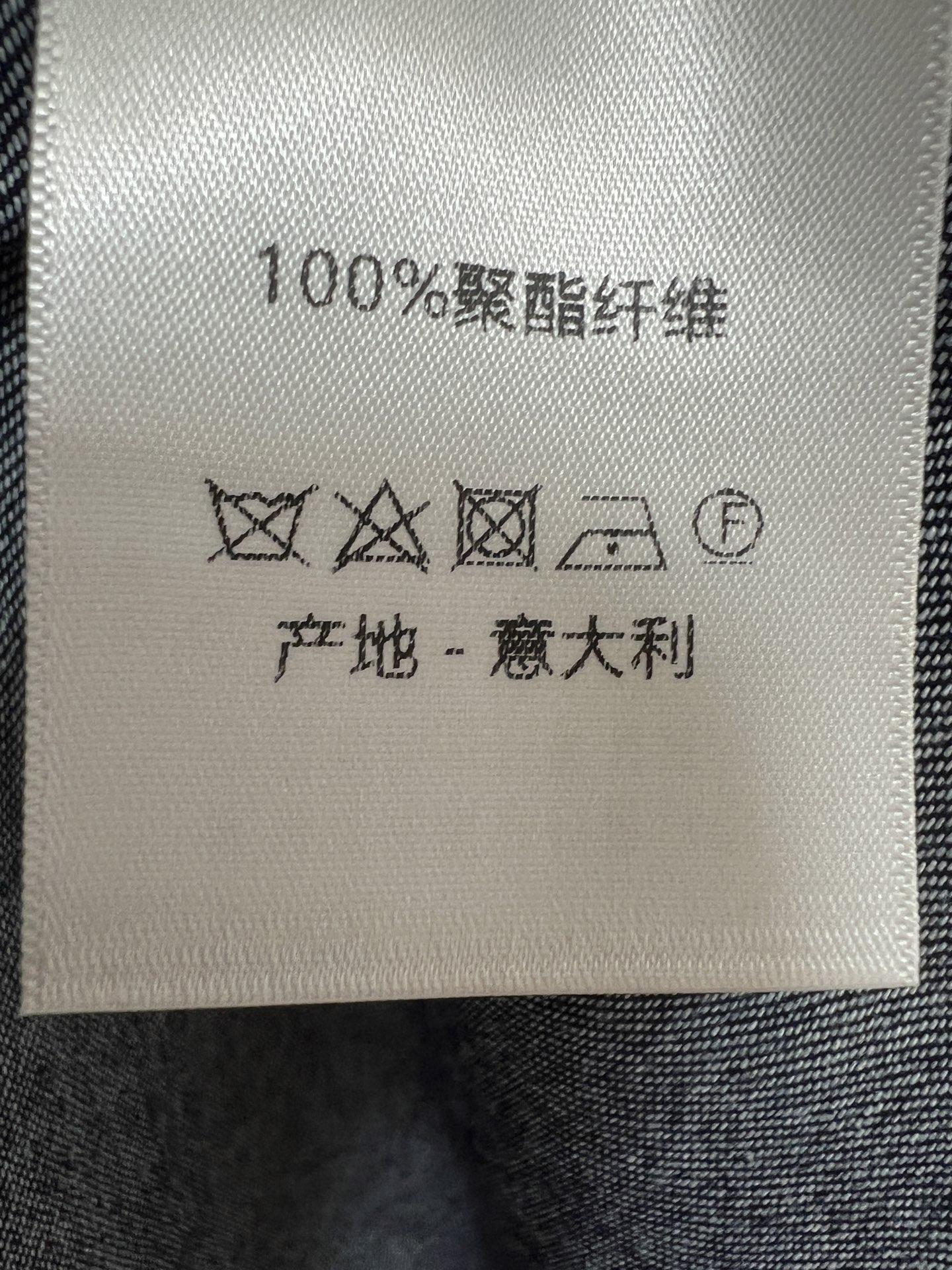 D家 26夏季新款 牛仔衬衫连衣裙 深蓝水洗牛仔面料 金色纽扣 胸前logo徽章超有辨识度 无袖衬衫裙型