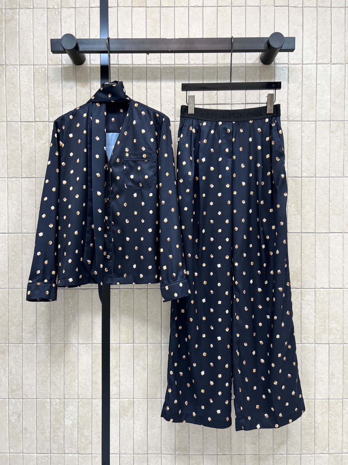L家 26夏季新款 藏青印花套装 V领衬衫+松紧腰阔腿裤 围脖系带设计 宽松不挑身形 藏肉显瘦 高腰垂感