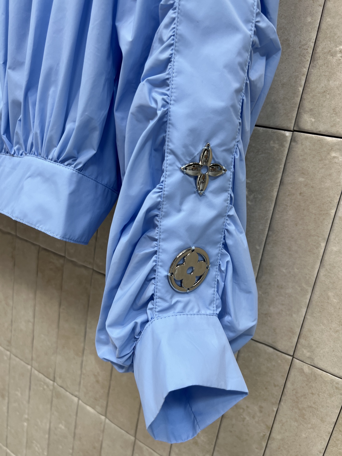 L家 26夏季新款 蓝色褶皱夹克 全身立体抽褶剪裁 松弛藏肉不挑身材 立领设计金属拉链 穿脱随性 袖子层