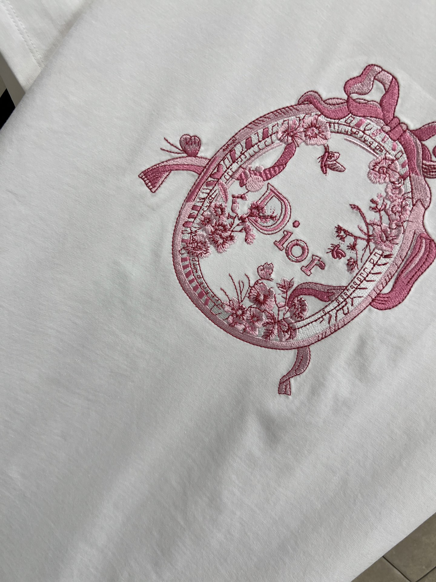 D家 26夏季新款 白色刺绣T恤 采用高品质棉面料 柔软舒适 精致椭圆logo刺绣搭配蝴蝶结 品牌辨识度