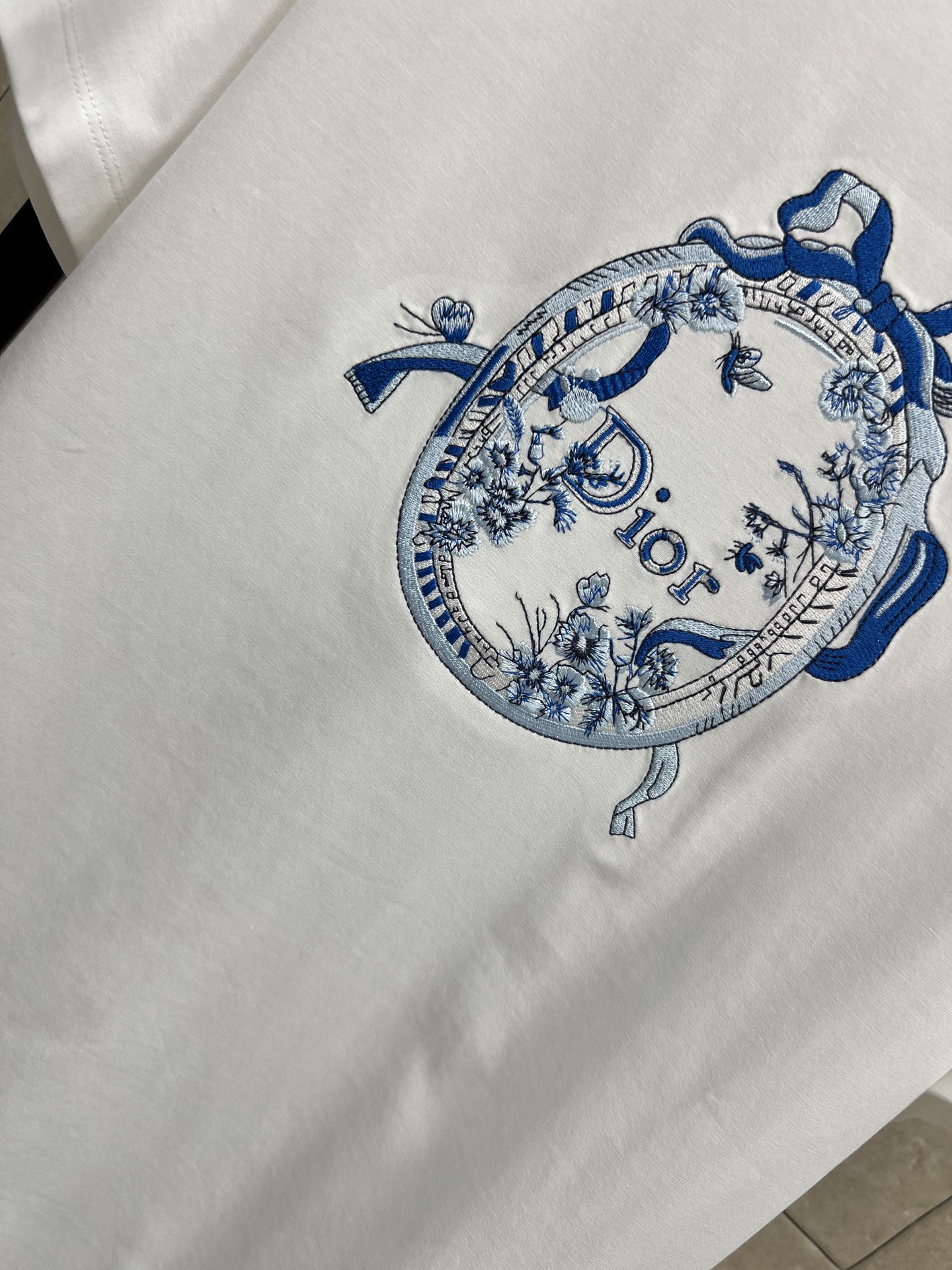 D家 26夏季新款 白色刺绣T恤 采用高品质棉面料 柔软舒适 精致椭圆logo刺绣搭配蝴蝶结 品牌辨识度