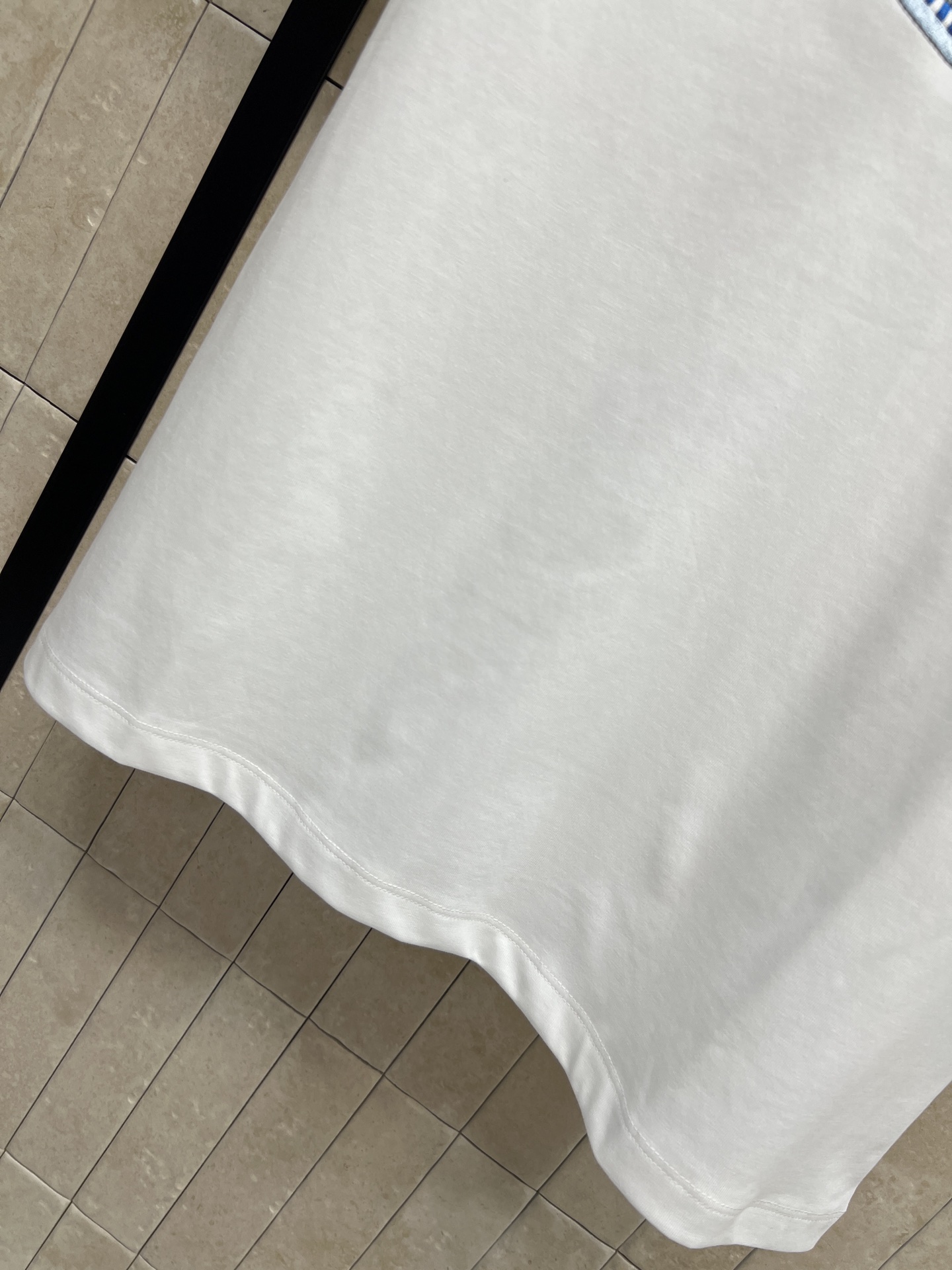 D家 26夏季新款 白色刺绣T恤 采用高品质棉面料 柔软舒适 精致椭圆logo刺绣搭配蝴蝶结 品牌辨识度