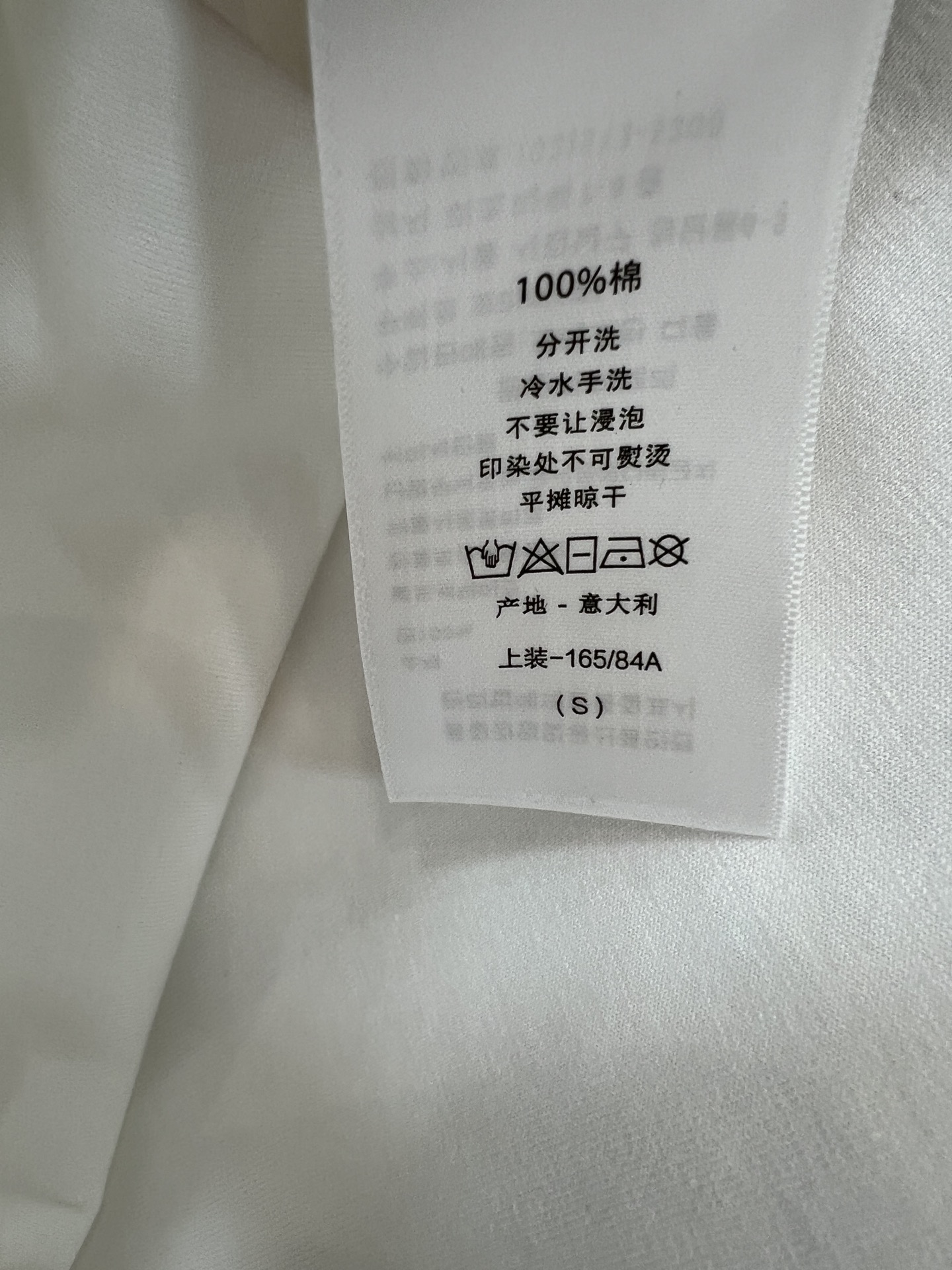 D家 26夏季新款 白色刺绣T恤 采用高品质棉面料 柔软舒适 精致椭圆logo刺绣搭配蝴蝶结 品牌辨识度