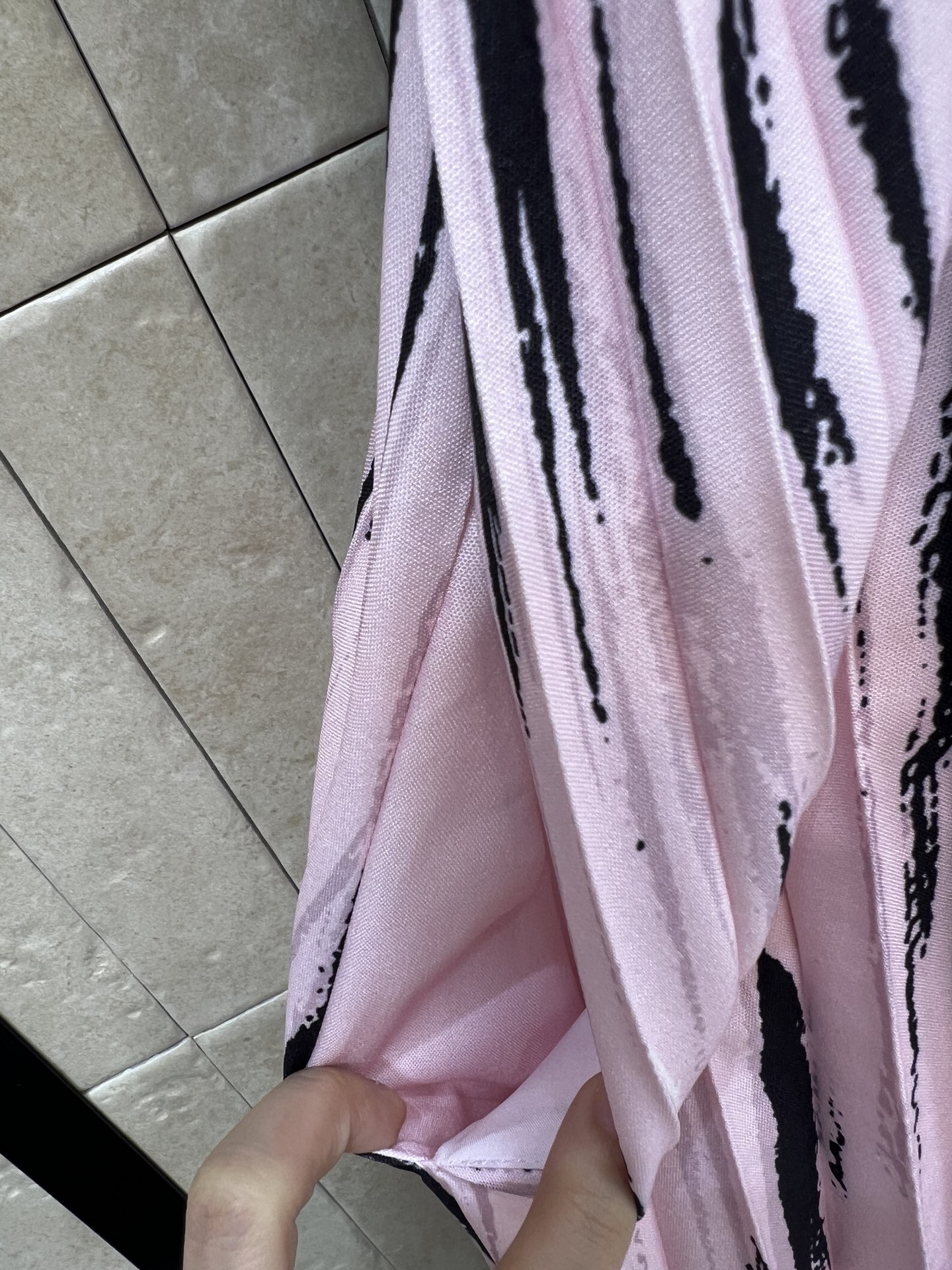 D家 26夏季新款 粉色扎染连衣裙 深V无袖领口+收腰设计 腰间蝴蝶结点缀修饰身形 裙摆自然垂坠 随性水