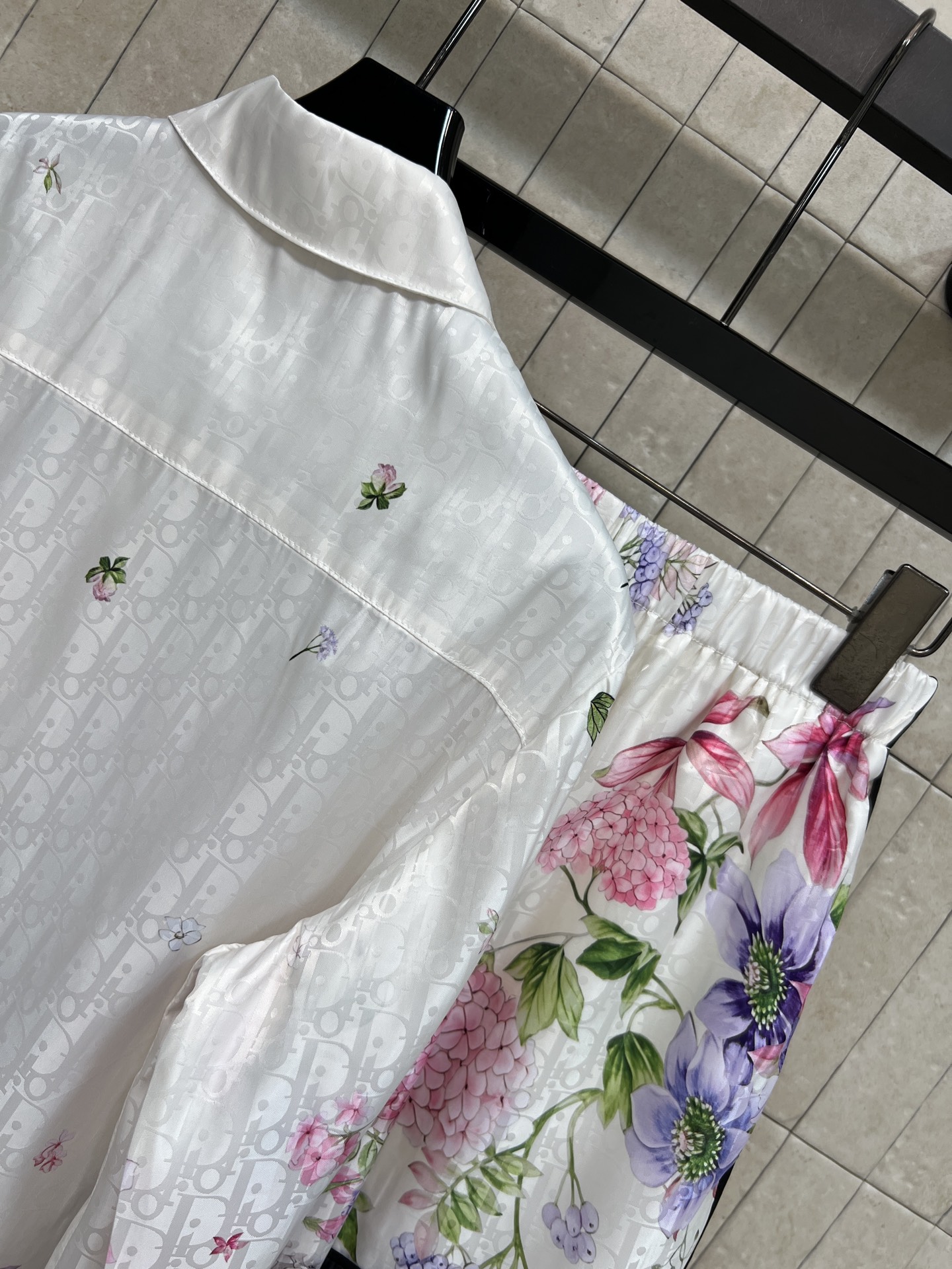 D家 26夏季新款 花卉印花套装 翻领长袖衬衫+高腰短裤 面料顺滑垂坠 轻薄丝滑自带柔光质感 满幅暗纹老