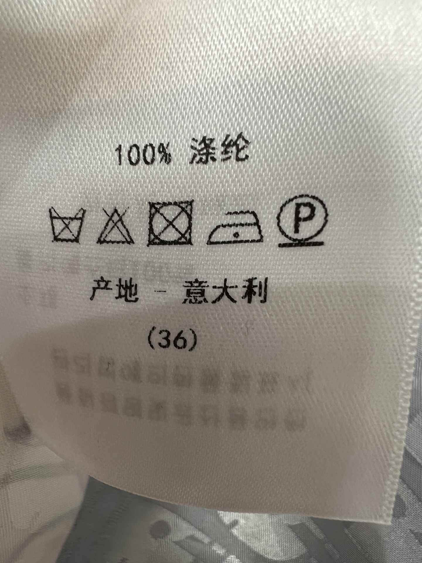 D家 26夏季新款 花卉印花套装 翻领长袖衬衫+高腰短裤 面料顺滑垂坠 轻薄丝滑自带柔光质感 满幅暗纹老