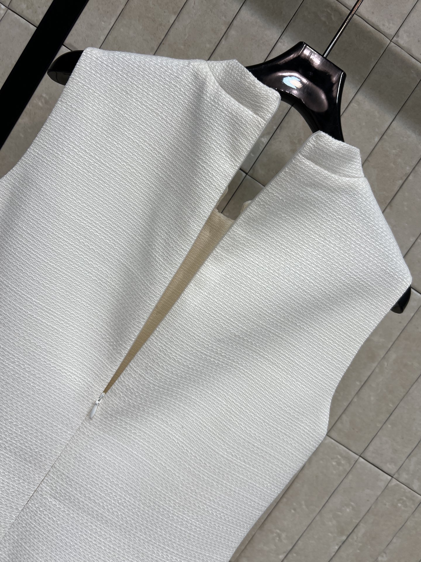 self家 26夏季新款 无袖直筒连衣裙 采用棉质混纺面料 蕾丝领边 金属纽扣点缀 无袖设计清爽利落 侧